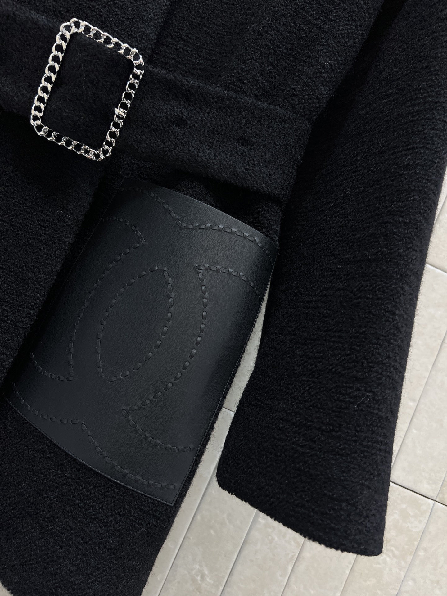 小香家 26早春新款 logo胸针羊毛收腰外套 皮质拼接口袋+水钻腰带 细节满分 收腰设计修饰身形 优雅