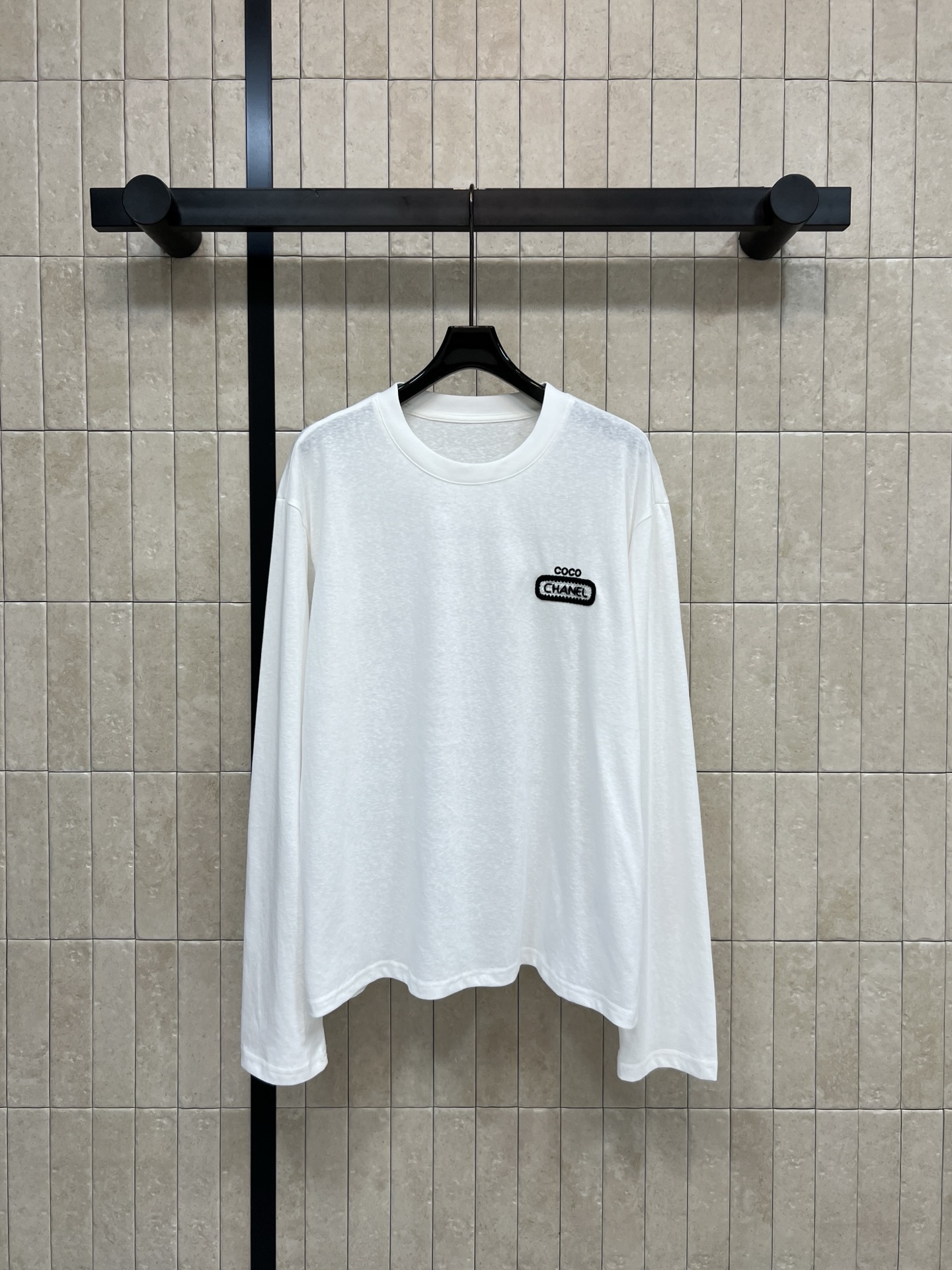 NO:712740,Xiaoxiang 26 new early spring white long-sleeved T-shirt with logo embroidery, logo embroidery decoration on the chest, simple and fashionable!  The pure cotton material is soft and skin-friendly. The loose shoulder design is super comfortable to wear. It is a must-have for daily leisure. The round neck is versatile and can be worn alone or layered. It is also suitable for autumn and winter. The white basic model can be matched with any style. You can easily create a simple and high-end look!  One color, three sizes, Size/S-M-L,,tees,t-shirt,19860909小香 26早春新款 logo刺绣白色长袖T恤 胸前logo徽标刺绣装饰 简约又时髦！纯棉材质柔软亲肤 宽松落肩设计 穿着超舒适 日常休闲必备 圆领百搭 单穿or内搭都OK 秋冬打底也很合适 白色基础款 怎么搭都不出错 轻松打造简约高级感穿搭！一色三码Size/S-M-L,,tees，t-shirt,,Women's clothing