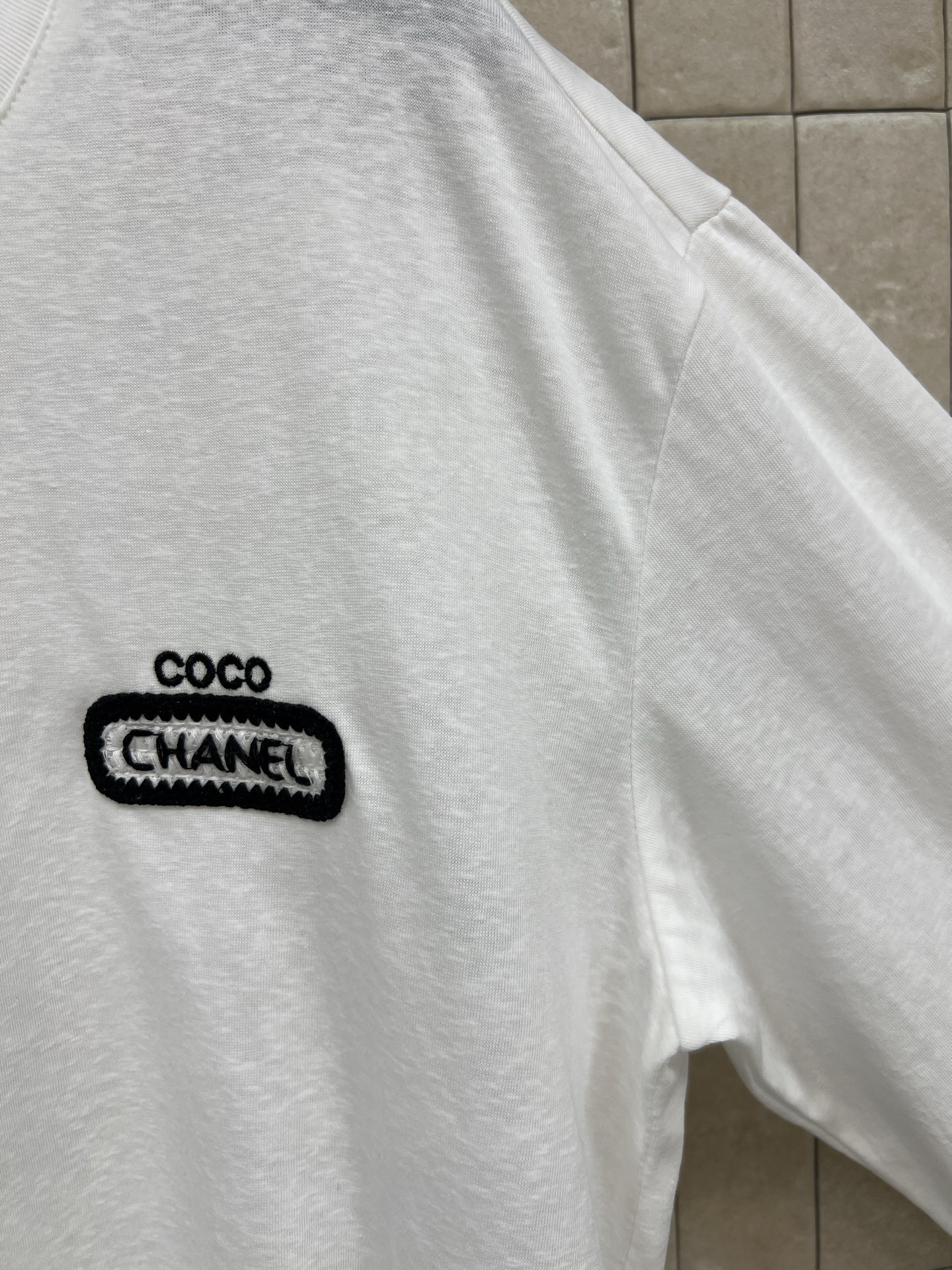 小香 26早春新款 logo刺绣白色长袖T恤 胸前logo徽标刺绣装饰 简约又时髦！纯棉材质柔软亲肤 宽