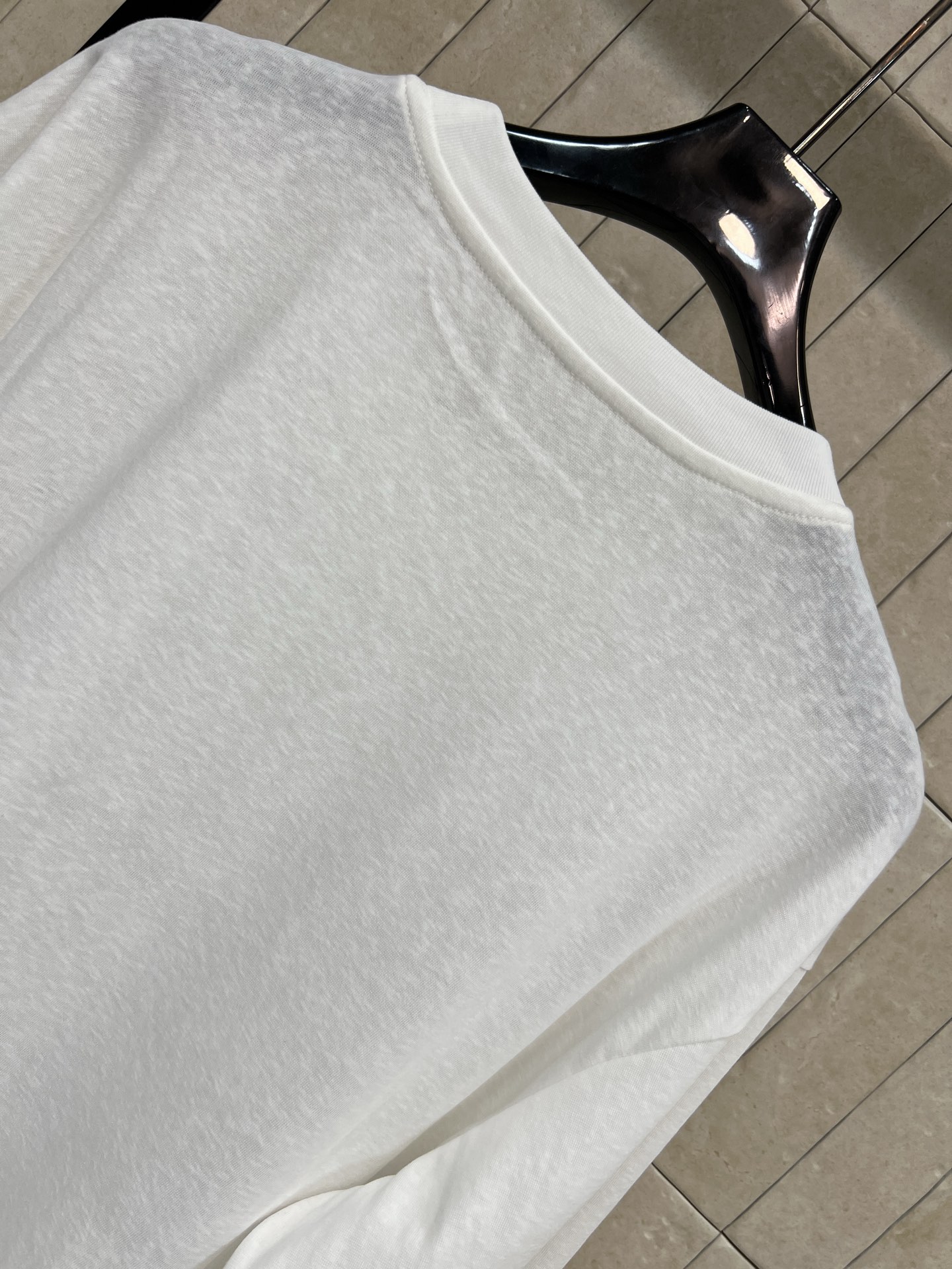 小香 26早春新款 logo刺绣白色长袖T恤 胸前logo徽标刺绣装饰 简约又时髦！纯棉材质柔软亲肤 宽