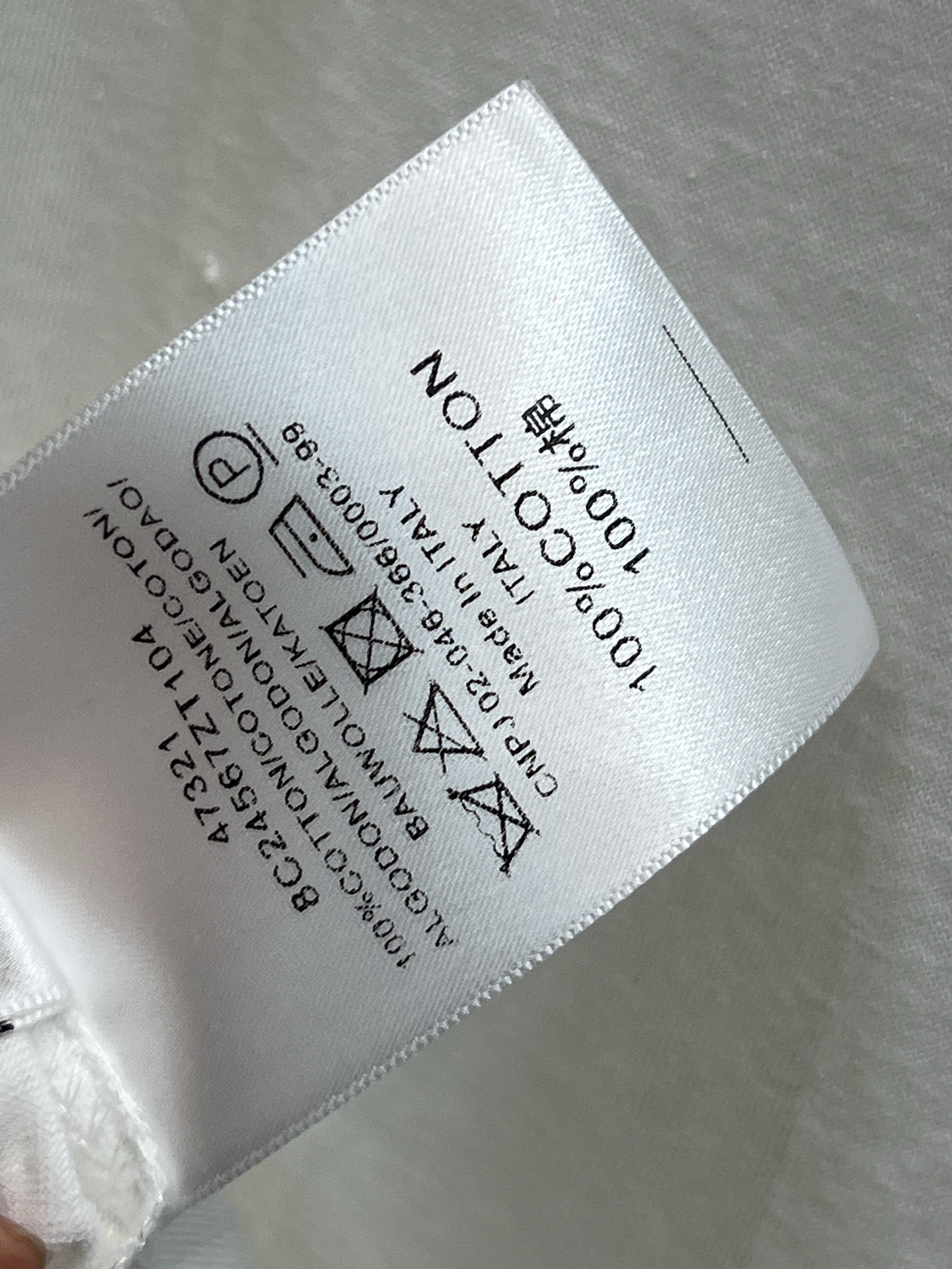 小香 26早春新款 logo刺绣白色长袖T恤 胸前logo徽标刺绣装饰 简约又时髦！纯棉材质柔软亲肤 宽