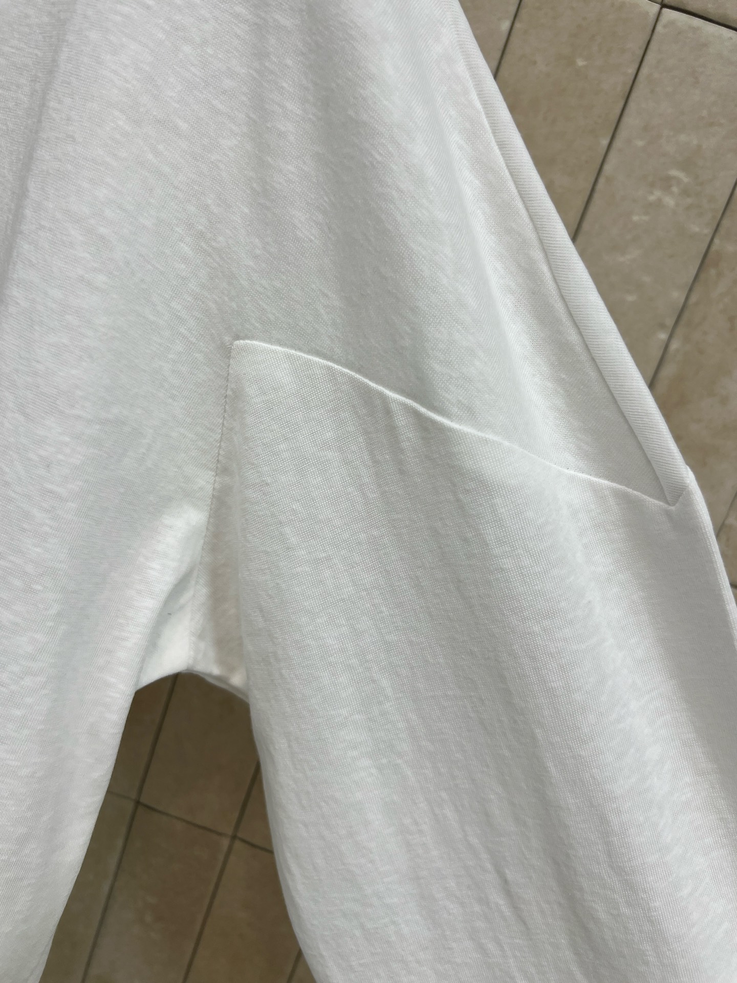 26早春新款 水钻小马装饰白色长袖T恤 采用纯棉面料 柔软舒适 适合贴身穿着 宽松版型 包容多种身材 胸