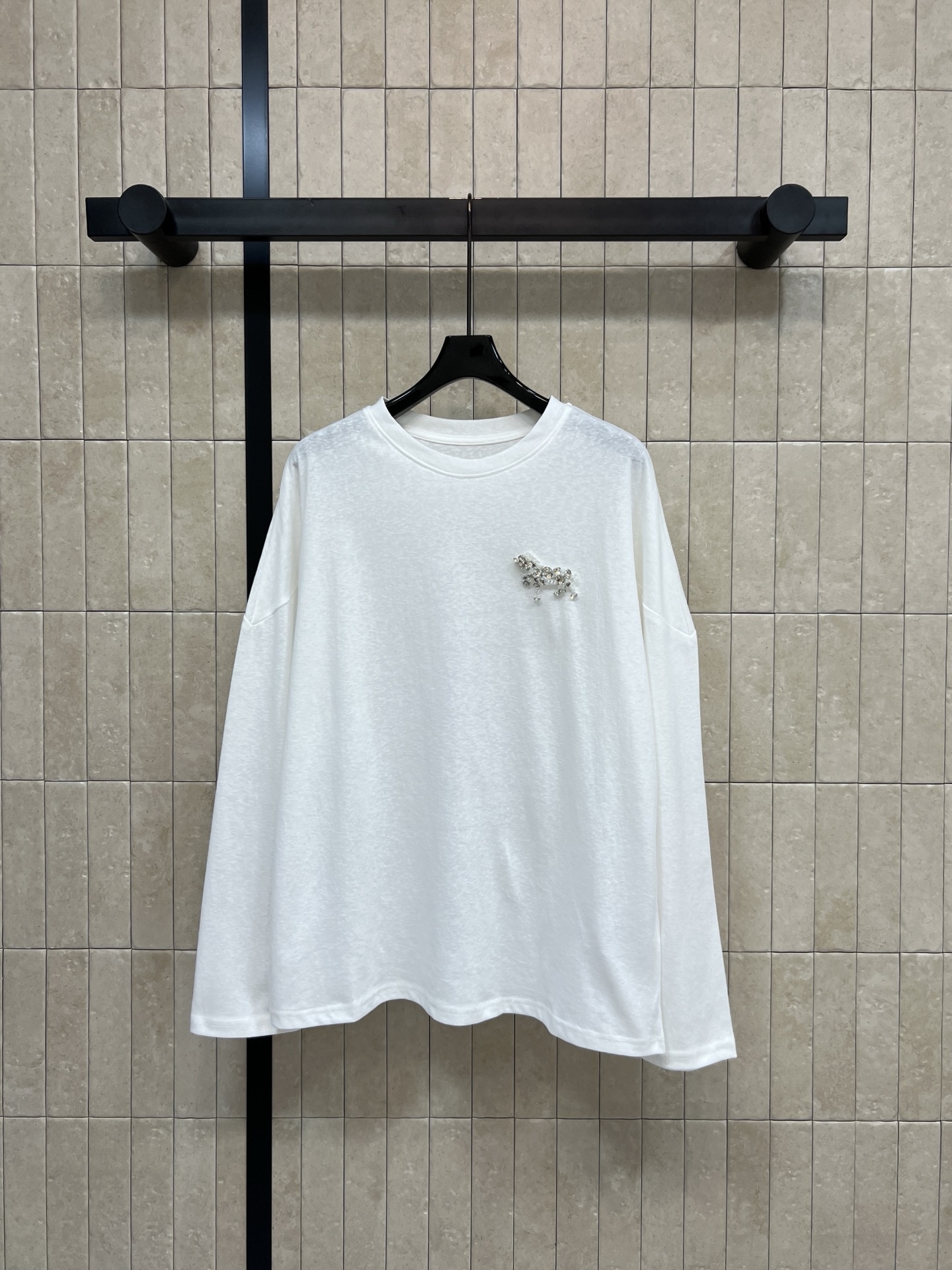 26早春新款 水钻小马装饰白色长袖T恤 采用纯棉面料 柔软舒适 适合贴身穿着 宽松版型 包容多种身材 胸