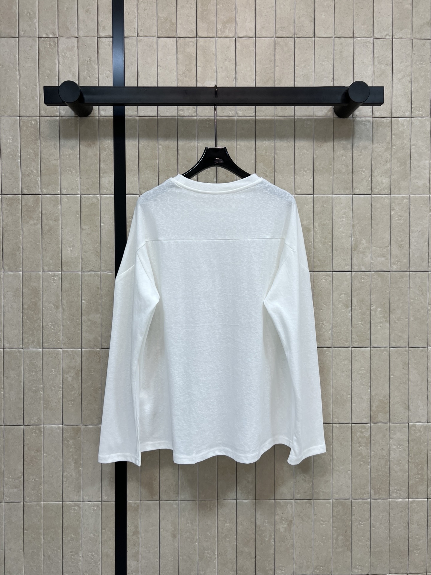 26早春新款 水钻小马装饰白色长袖T恤 采用纯棉面料 柔软舒适 适合贴身穿着 宽松版型 包容多种身材 胸