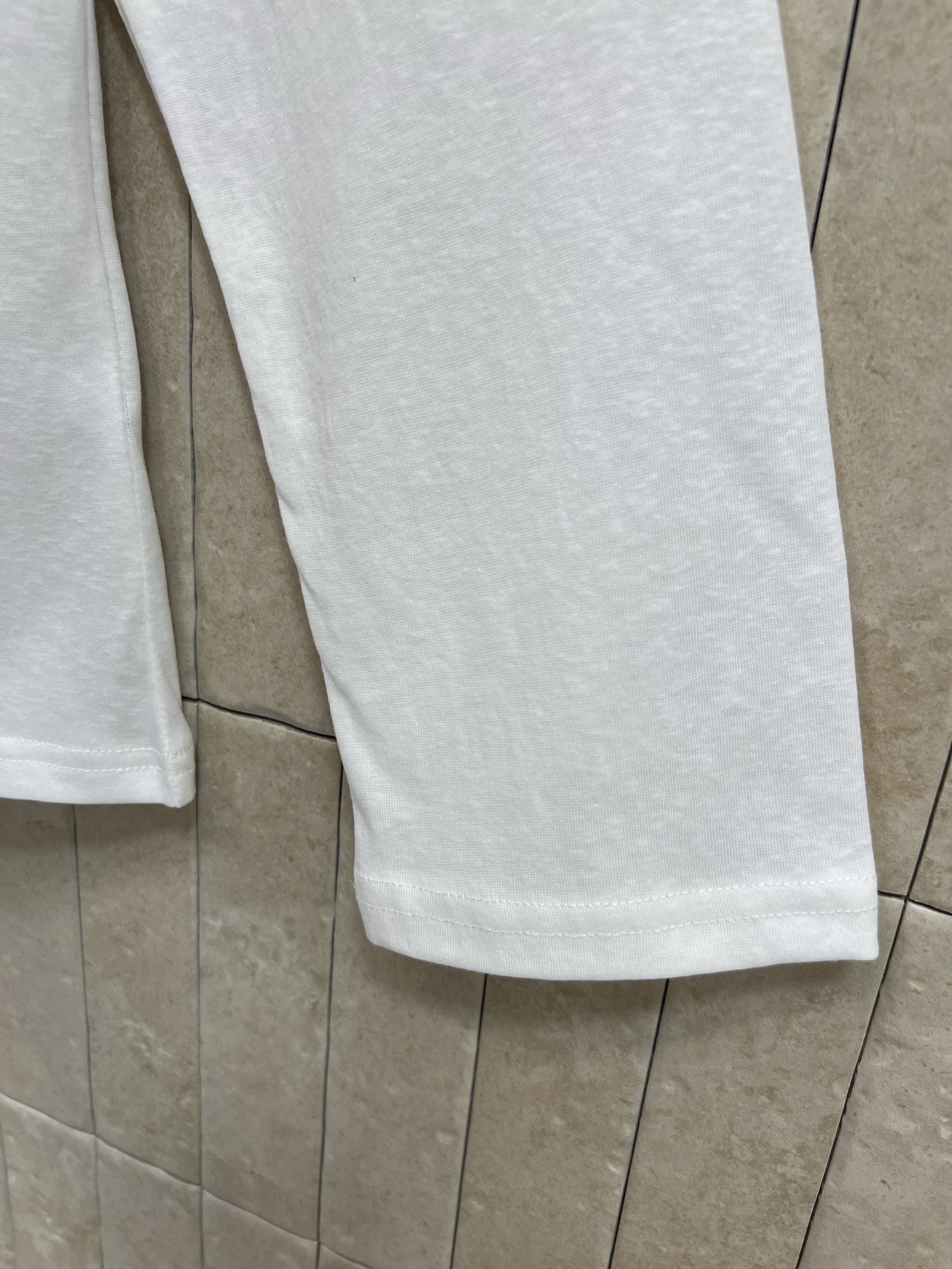 26早春新款 水钻小马装饰白色长袖T恤 采用纯棉面料 柔软舒适 适合贴身穿着 宽松版型 包容多种身材 胸