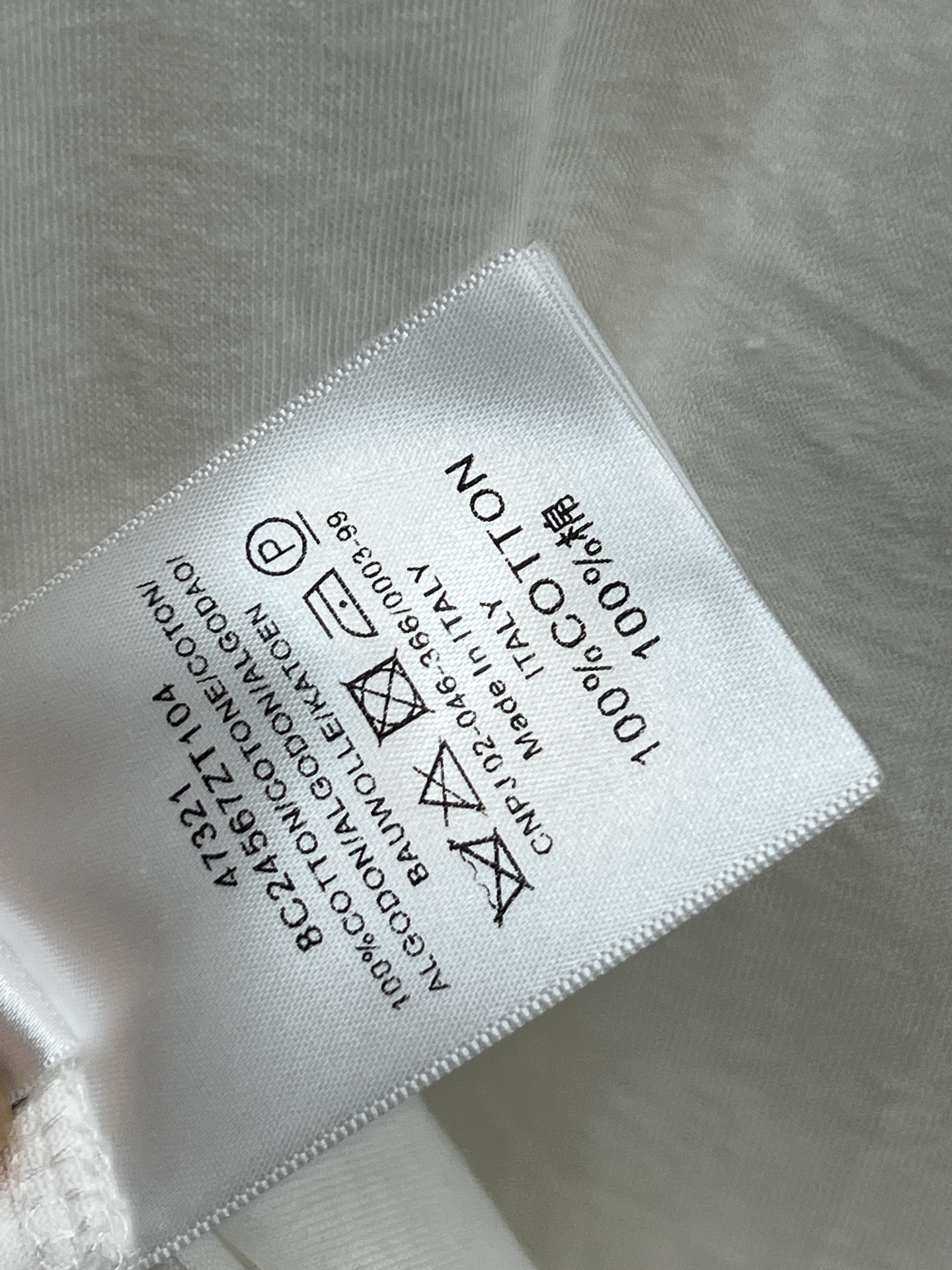 26早春新款 水钻小马装饰白色长袖T恤 采用纯棉面料 柔软舒适 适合贴身穿着 宽松版型 包容多种身材 胸