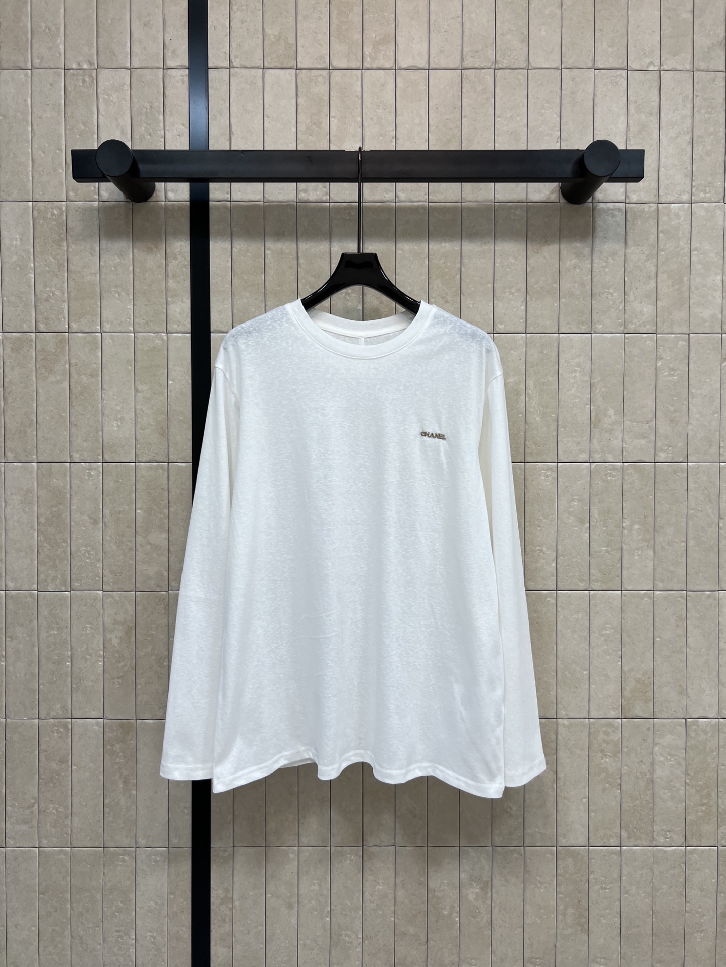 NO:712747,Xiaoxiangjia 26 early spring new style white long-sleeved T-shirt made of soft cotton fabric, comfortable and breathable to wear. Low-key embroidered logo on the chest + lace double C embroidered logo decoration on the back. Simple and recognizable. Loose round neck design. It is OK to wear alone or layered. Easily matched with jeans and casual pants. It can be easily used in daily commuting and casual occasions. Versatile attributes + brand texture. A wardrobe must-have!  One color, three sizes, Size/S-M-L,,chanel,jeans,tees,t-shirt,19860909小香家 26早春新款 白色长袖T恤 采用柔软棉质面料 穿着舒适透气 胸前低调刺绣Logo +后背蕾丝双C刺绣徽标装饰 简约又有辨识度 宽松圆领设计 单穿或内搭都很OK 轻松搭配牛仔裤、休闲裤 日常通勤、休闲场合都能轻松驾驭 百搭属性+品牌质感 衣橱必备！一色三码Size/S-M-L,,chanel,jeans,tees，t-shirt,,Women's clothing