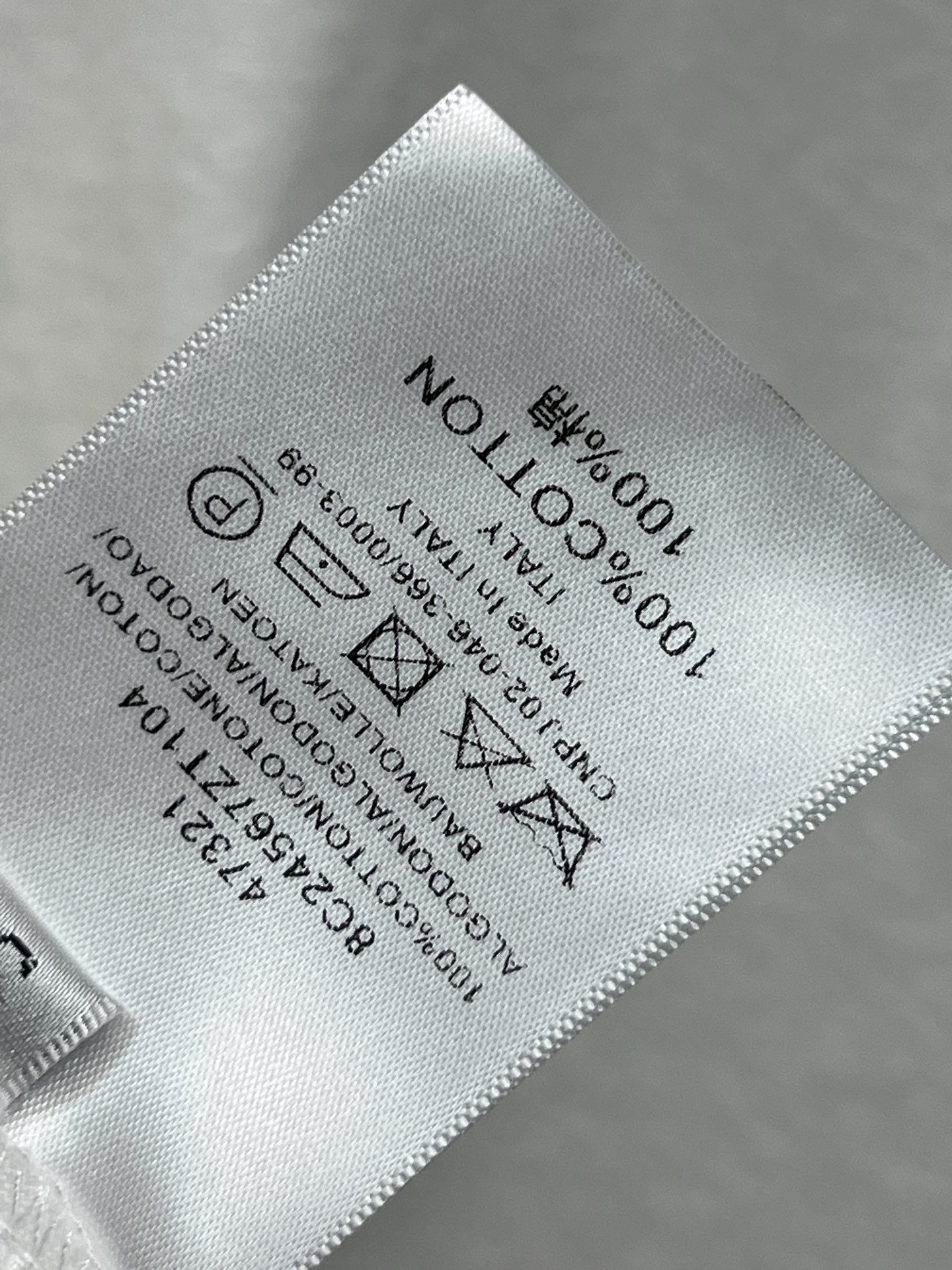 小香家 26早春新款 白色长袖T恤 采用柔软棉质面料 穿着舒适透气 胸前低调刺绣Logo +后背蕾丝双C