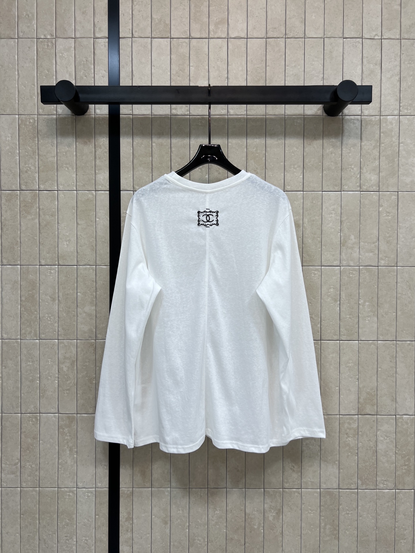 小香家 26早春新款 白色长袖T恤 采用柔软棉质面料 穿着舒适透气 胸前低调刺绣Logo +后背蕾丝双C