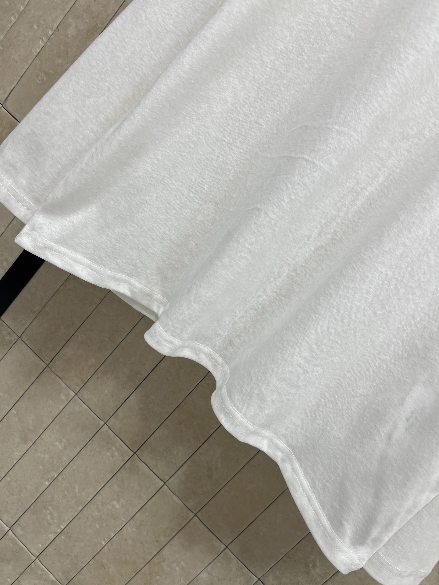 小香家 26早春新款 白色长袖T恤 采用柔软棉质面料 穿着舒适透气 胸前低调刺绣Logo +后背蕾丝双C