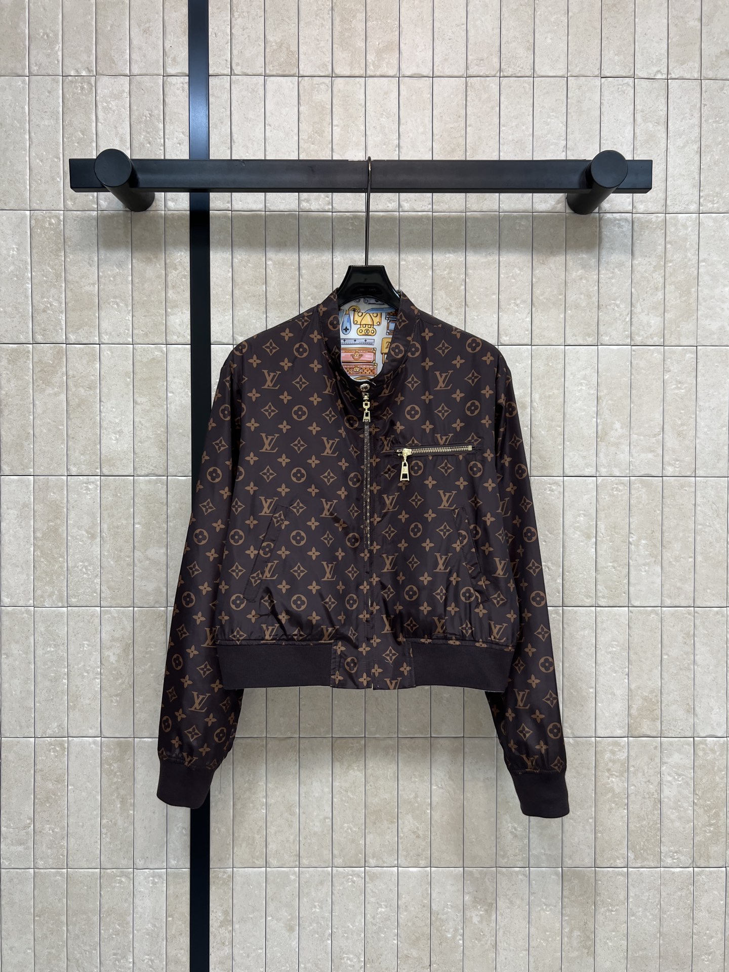 NO:712755,L's 26 early spring new style presbyopic double-sided bomber jacket. One side has a classic Monogram pattern. One side has a full-print pattern inspired by travel tools and luggage elements. It has both artistic sense and brand recognition. Small stand-up collar, short cut + zipper design. Ribbed cuffs and hem. Casual and practical. Excellent for daily wear or travel. Easily create a fashionable look. Three sizes in one color. Size/S-M-L,, louis vuitton, jackets & coats,19860909L家 26早春新款 老花双面飞行员夹克 一面经典Monogram图案 一面满印图案灵感来自旅行工具和行李元素图案 艺术感与品牌辨识度兼具 小立领短款剪裁+拉链设计 袖口和下摆罗纹收口 休闲又实用 日常穿搭或旅行都很出彩 轻松打造时尚造型一色三码Size/S-M-L,,louis vuitton,jackets & coats,,Women's clothing