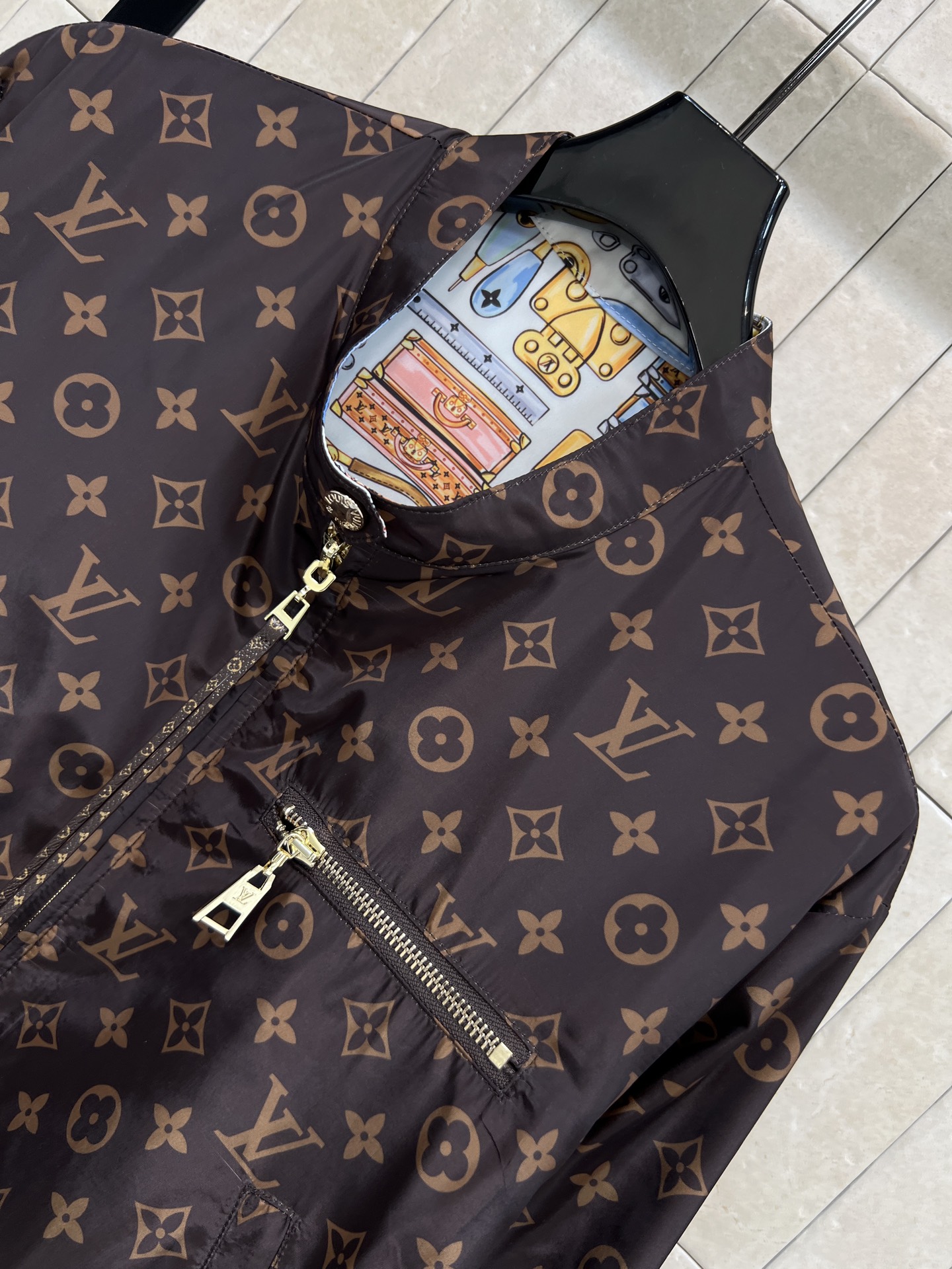 L家 26早春新款 老花双面飞行员夹克 一面经典Monogram图案 一面满印图案灵感来自旅行工具和行李