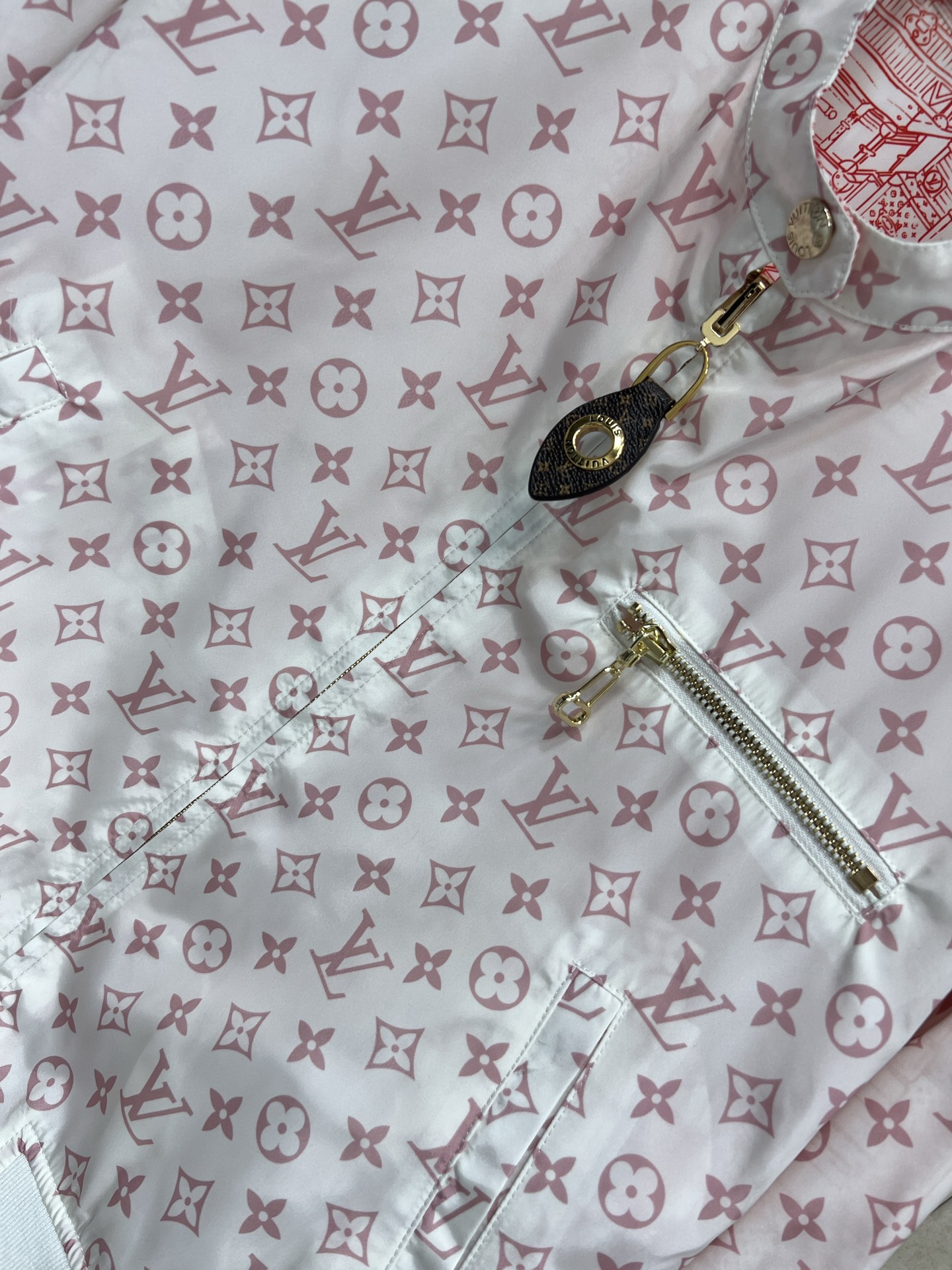 L家 26早春新款 粉色老花双面飞行员夹克 一面采用经典Monogram印花 一面经典老花图案＋粉色配色