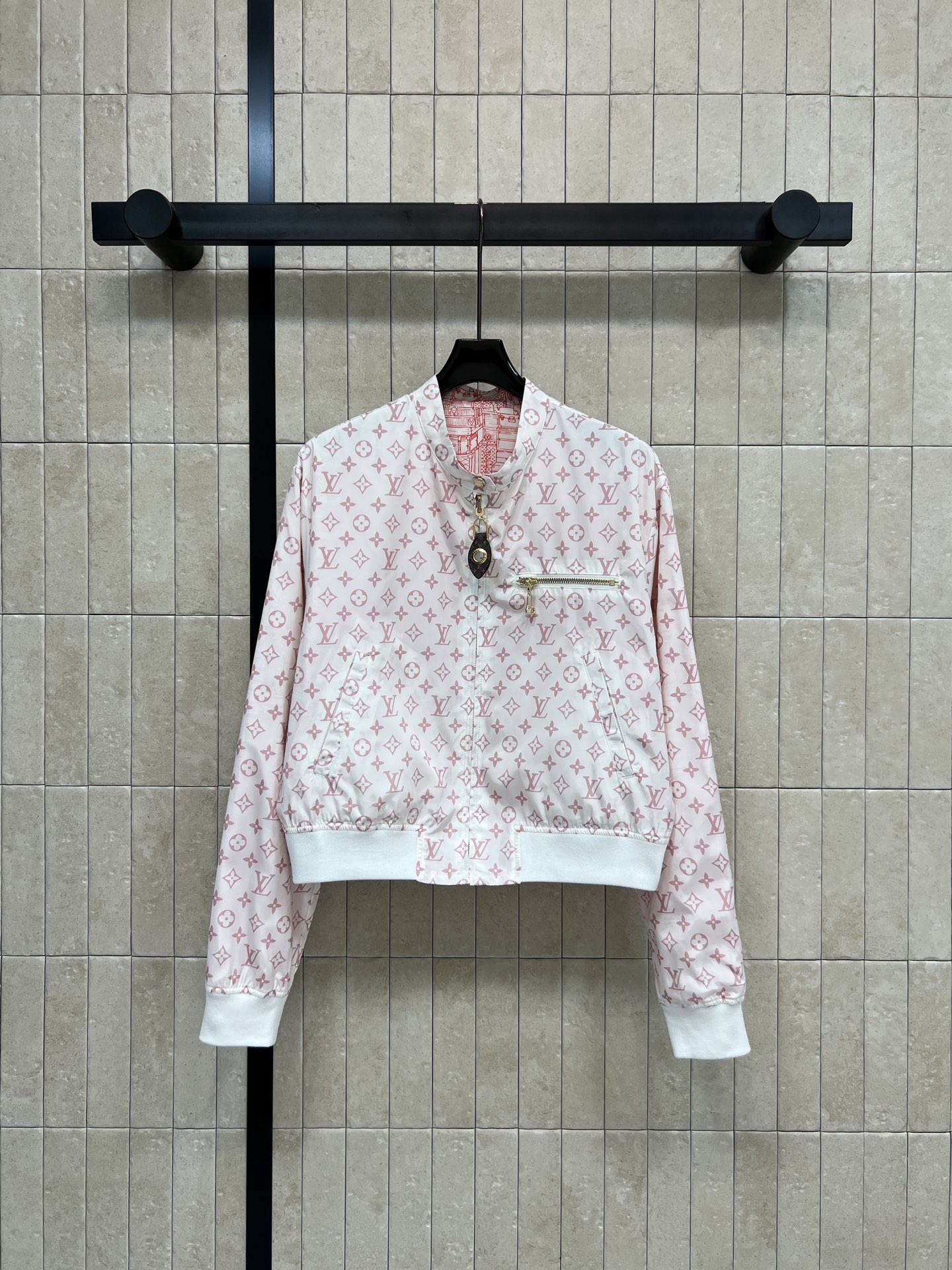 NO:712759,L's new 26 early spring new pink presbyopic double-sided bomber jacket. One side adopts classic Monogram printing, and the other side has classic presbyopic pattern + pink color matching. It is highly recognizable! Lightweight fabric, white ribbed cuffs and hem, comfortable and fashionable, zipper closure + chest zipper pocket, practical and detailed, full of brand feel! It can be easily worn in daily casual or light sports. Pair it with jeans or sweatpants to easily get a fashionable look. It can be easily controlled in daily casual or street style. Three sizes in one color, Size/S-M-L, Louis Vuitton, jeans, jackets & coats,19860909L家 26早春新款 粉色老花双面飞行员夹克 一面采用经典Monogram印花 一面经典老花图案＋粉色配色 辦识度超高！轻质面料 白色罗纹袖口和下摆 舒适又时髦 拉链开合+胸前拉链口袋 实用又有细节感 品牌感满满！日常休闲或轻运动都能轻松驾驭 搭配牛仔裤或运动裤 轻松get时尚造型 无论日常休闲还是街头风都能轻松驾驭 一色三码Size/S-M-L,,louis vuitton,jeans,jackets & coats,,Women's clothing