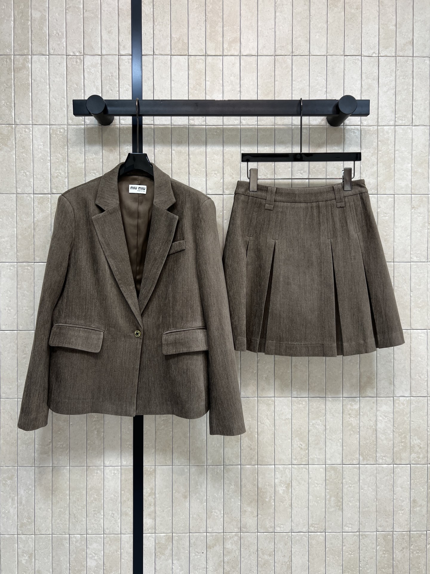 NO:712746,MIU home 26 early spring new style taupe suit suit, blazer + high-waisted pleated skirt, simple and neat, high-end texture, jacket gun lapel + single-breasted, smooth lines, exquisitely tailored pleated skirt, elegant, low-key and versatile, can be easily managed for commuting, business, and daily life. Pair it with a shirt or knitted inner layer to easily switch between multiple styles. A must-have item in the wardrobe of working girls!  One color and three sizes Size/S-M-L,,miumiu,skirts,jackets & coats,shirts,business suit,19860909MIU家 26早春新款 灰褐色西装套装 西装外套+高腰百褶裙 简约利落 质感高级 外套枪驳领+单排扣 线条流畅 百褶裙剪裁精致 优雅低调百搭 通勤、商务、日常都能轻松驾驭 搭配衬衫或针织内搭 轻松切换多种风格 职场女生衣橱必备单品！一色三码Size/S-M-L,,miumiu,skirts,jackets & coats,shirts,business suit,,Women's clothing