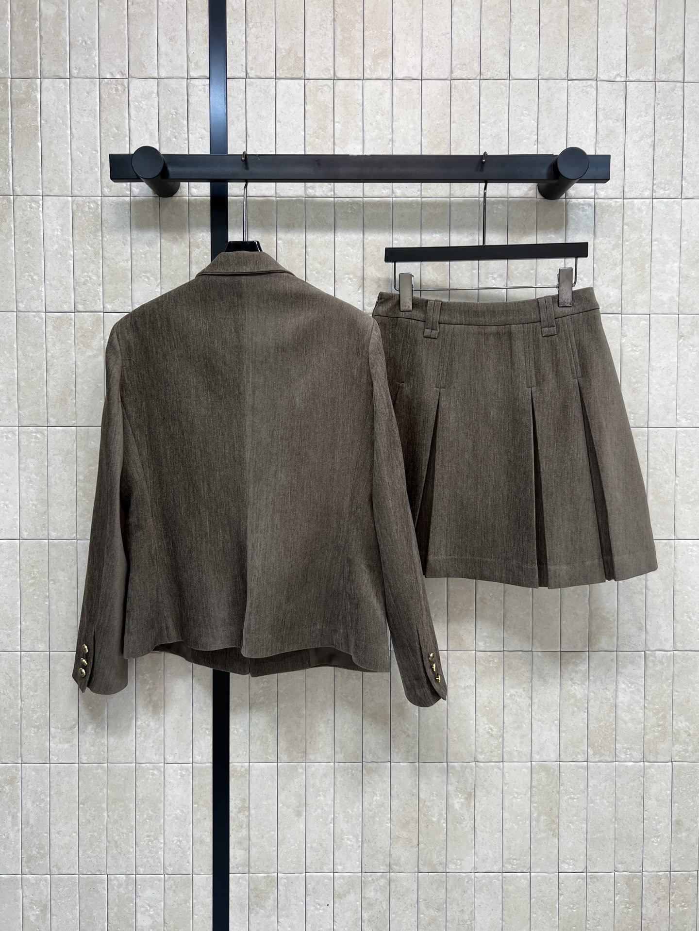 MIU家 26早春新款 灰褐色西装套装 西装外套+高腰百褶裙 简约利落 质感高级 外套枪驳领+单排扣 线