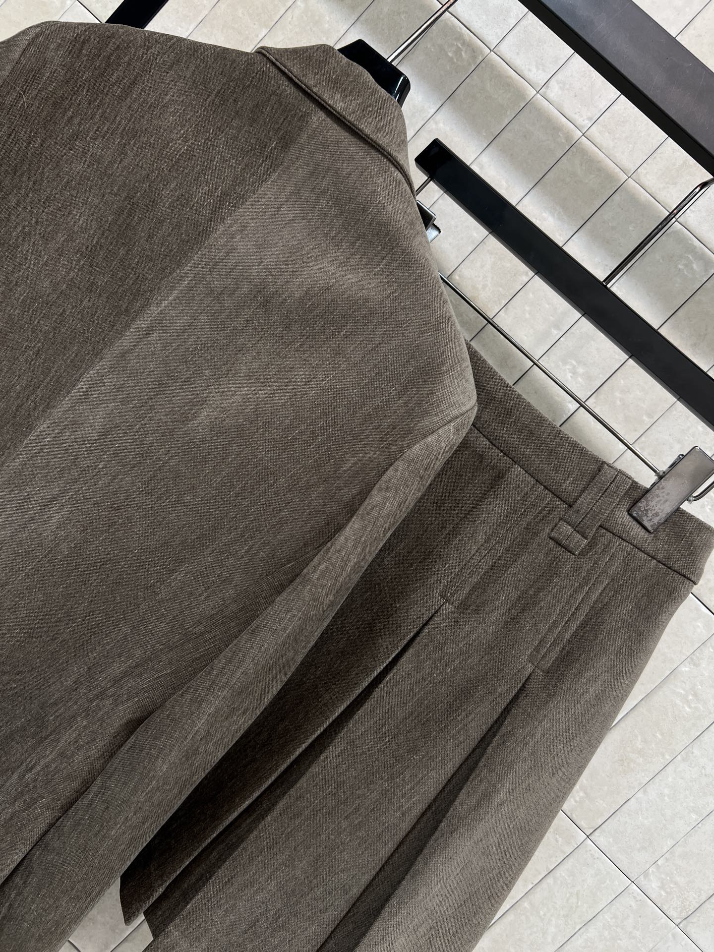 MIU家 26早春新款 灰褐色西装套装 西装外套+高腰百褶裙 简约利落 质感高级 外套枪驳领+单排扣 线