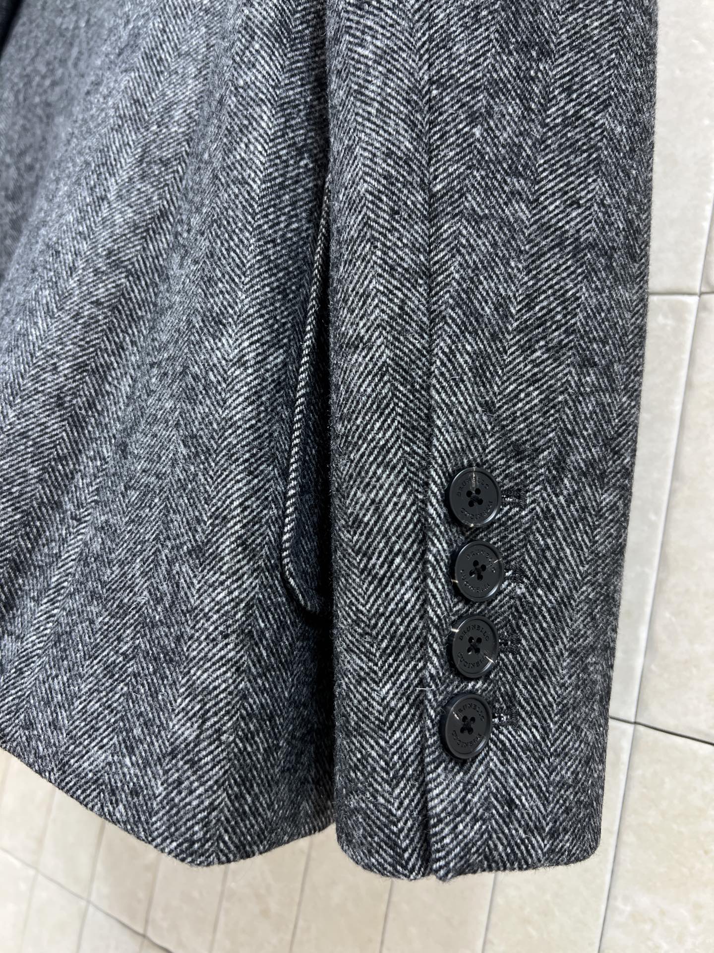 26早春新款 灰色羊毛学院风西装 经典人字纹设计 质感厚实 秋冬穿超合适！单排扣+翻盖口袋 胸前刺绣徽章