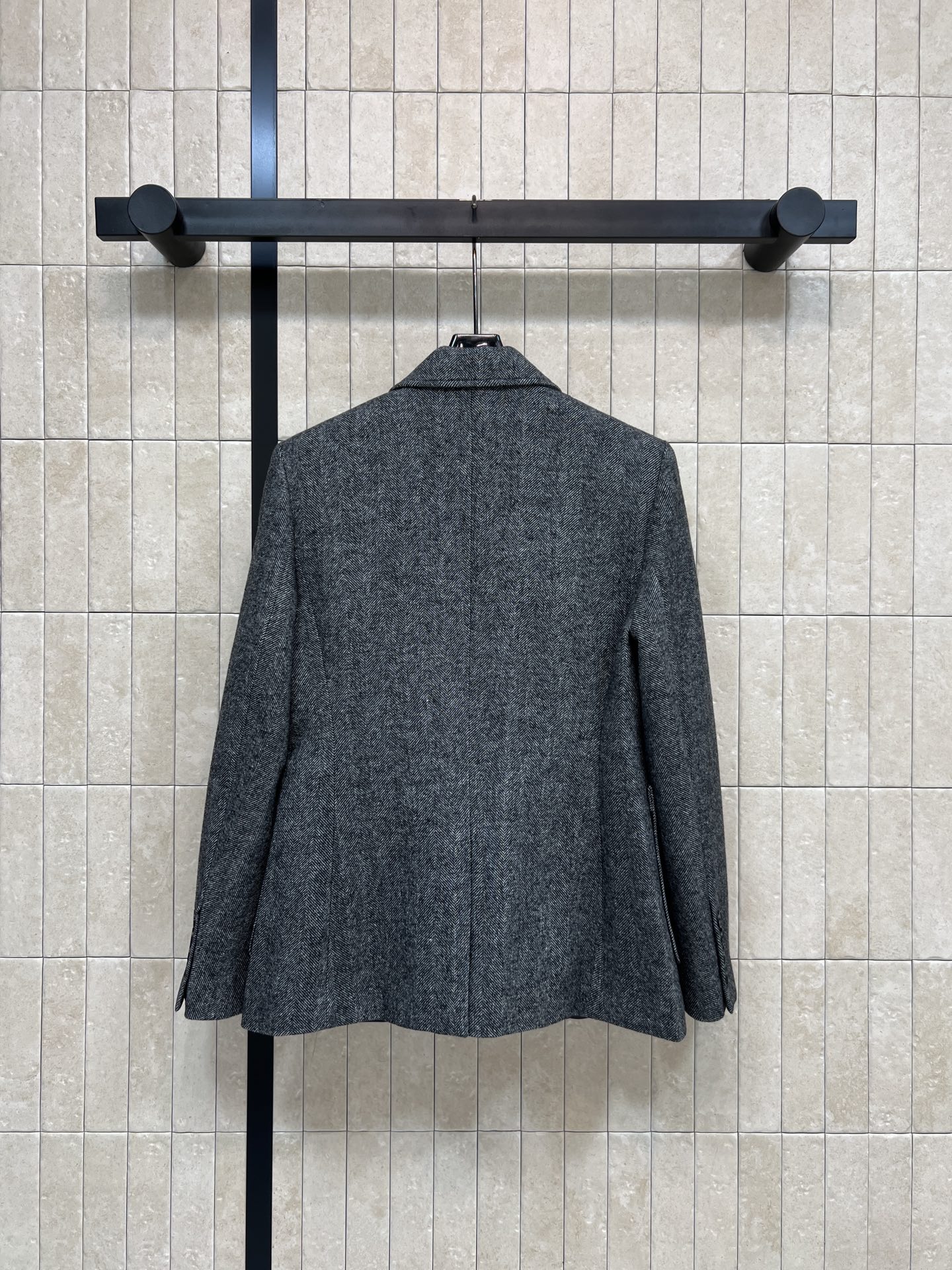 26早春新款 灰色羊毛学院风西装 经典人字纹设计 质感厚实 秋冬穿超合适！单排扣+翻盖口袋 胸前刺绣徽章