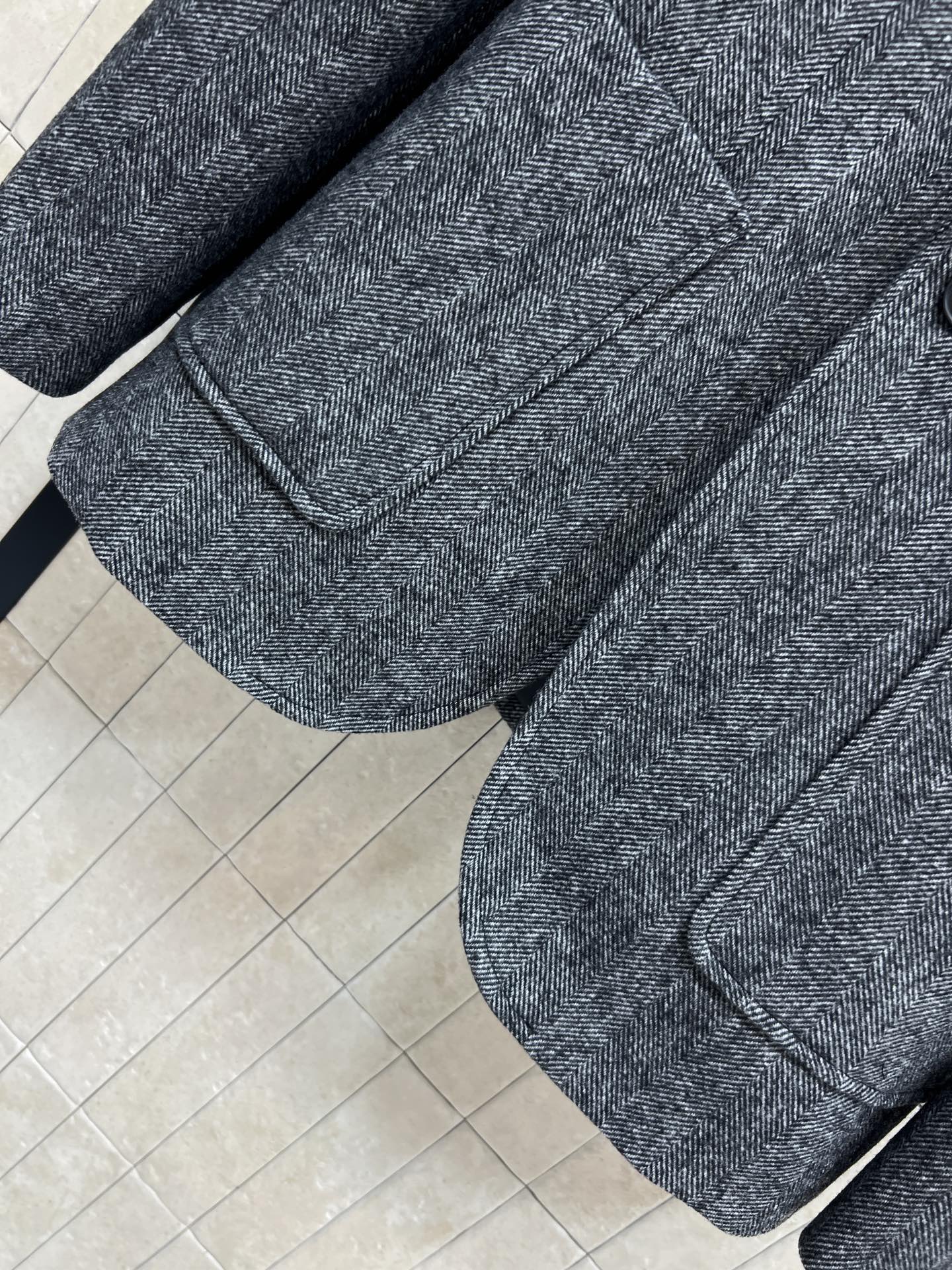 26早春新款 灰色羊毛学院风西装 经典人字纹设计 质感厚实 秋冬穿超合适！单排扣+翻盖口袋 胸前刺绣徽章