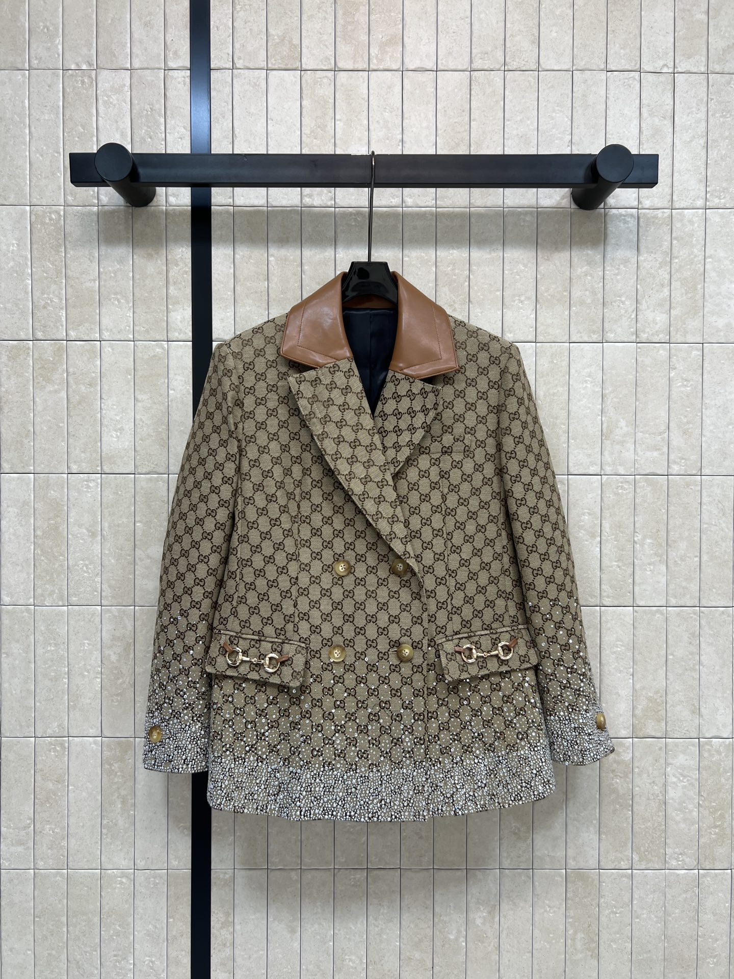 NO:712756,G Home 26 early spring new style GG jacquard hot diamond suit jacket, classic double G pattern + sequin hot diamond, full of luxury!  The brown leather lapel has a layered look. The metal horsebit buttons are very recognizable. The loose fit is highly tolerant and can be easily worn in daily or formal occasions. The same style as Lu Han, a popular style in fashion circles. Pair it with a high-waisted skirt or slim pants. It is elegant and individual. It is easy to create a high-end look!  One color and three sizes Size/S-M-L,,gucci,skirts,jackets & coats,business suit,19860909G家 26早春新款 GG提花烫钻西装外套 经典双G图案+亮片烫钻 奢华感满满！棕色皮革翻领 层次感up 金属马衔扣纽扣超有辨识度了 宽松版型 包容性强 日常或正式场合都能轻松驾驭 鹿晗同款 时尚圈爆款 搭配高腰裙or修身裤 优雅又个性 轻松打造高级感穿搭！一色三码Size/S-M-L,,gucci,skirts,jackets & coats,business suit,,Women's clothing