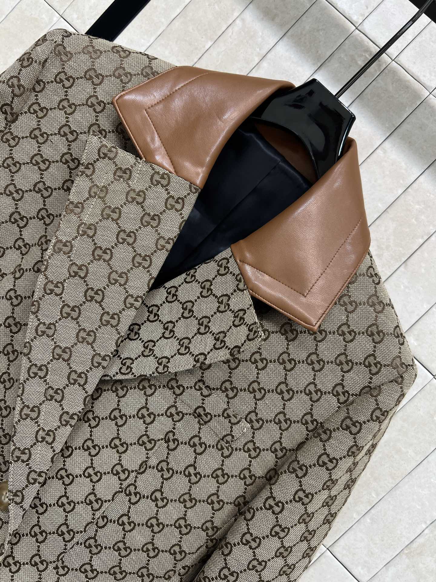 G家 26早春新款 GG提花烫钻西装外套 经典双G图案+亮片烫钻 奢华感满满！棕色皮革翻领 层次感up 