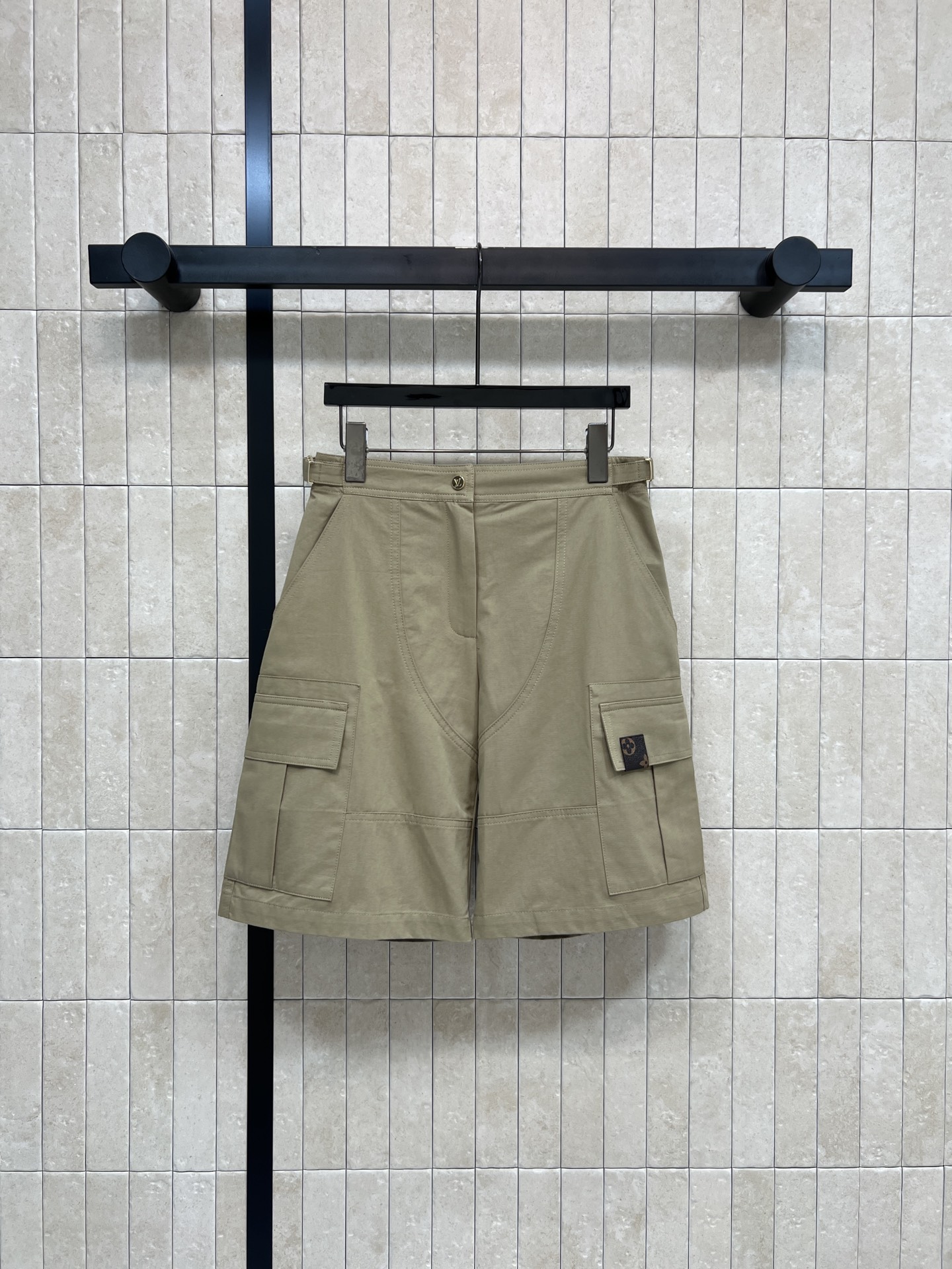 NO:712760,L's new 26 early spring khaki retro work shorts, khaki pure cotton material, full of retro feel, loose straight fit + multi-pocket design, practical and stylish, can be easily managed in daily casual or street style. The waist is adjustable and suitable for a variety of body types. The brand label in the details is very recognizable. Pair it with T-shirts and sneakers, and you can easily get the American retro style!  Four sizes in one color Size/S-M-L-XL,,louis vuitton,sneakers,shorts,tees,t-shirt,19860909L家 26早春新款 卡其色复古工装短裤 卡其色纯棉材质 复古感满满 宽松直筒版型+多口袋设计 实用又有型 日常休闲或街头风都能轻松驾驭 腰部可调节 适合多种身材 细节处品牌标签超有辨识度 搭配T恤、运动鞋 轻松 get美式复古风！一色四码 Size/S-M-L-XL,,louis vuitton,sneakers,shorts,tees，t-shirt,,Women's clothing