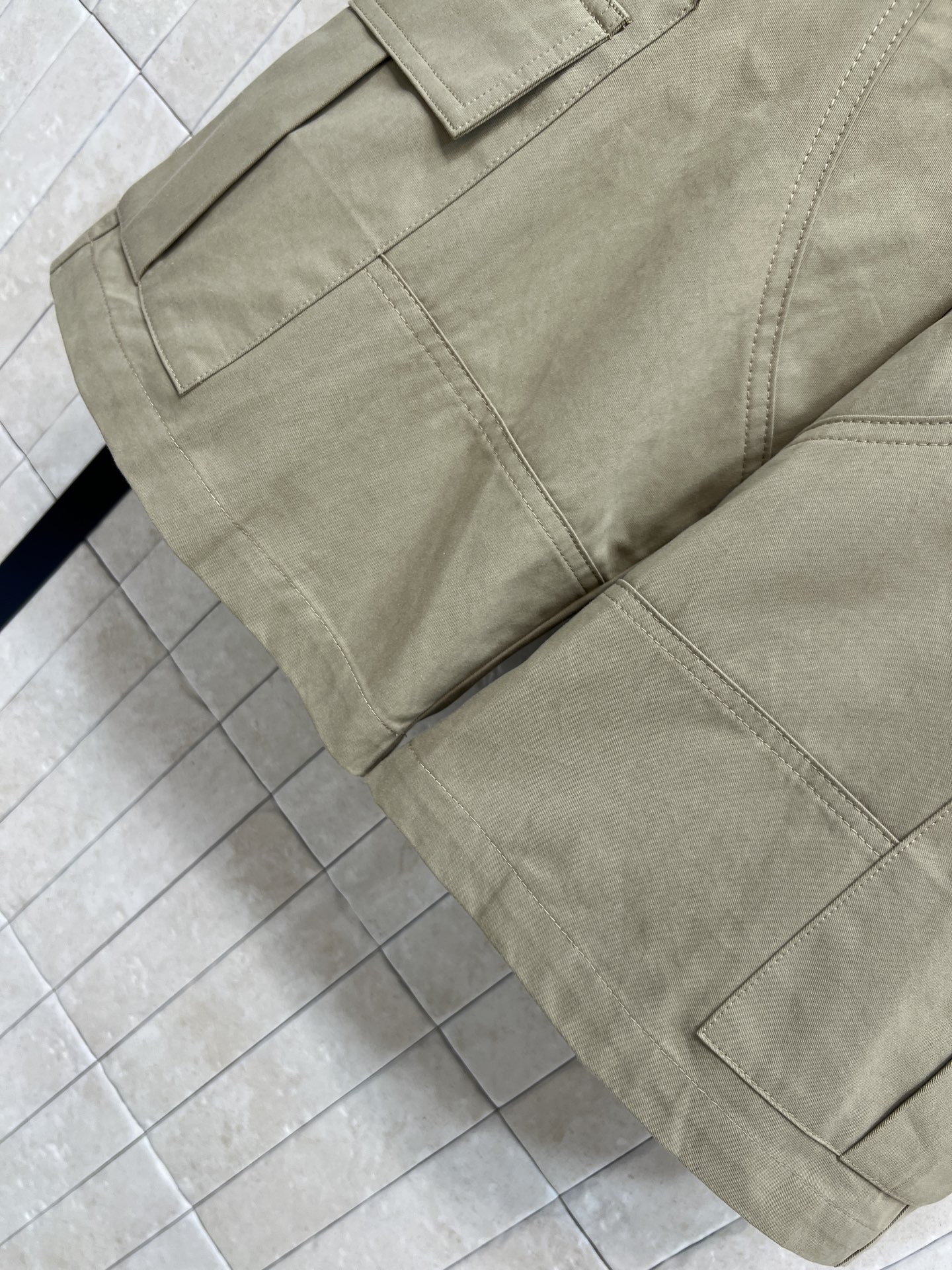 L家 26早春新款 卡其色复古工装短裤 卡其色纯棉材质 复古感满满 宽松直筒版型+多口袋设计 实用又有型