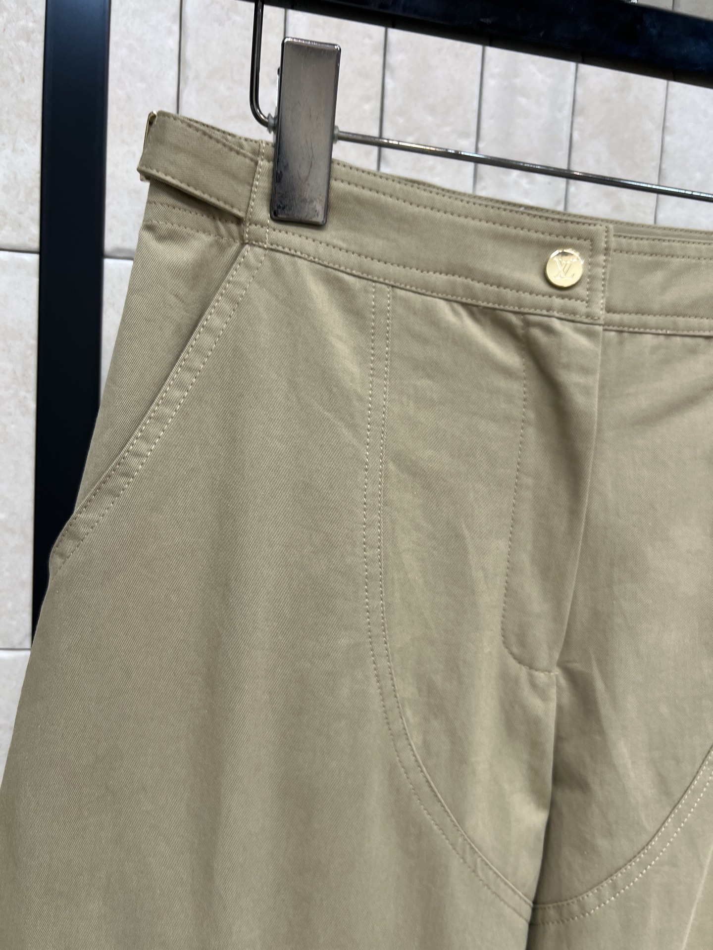 L家 26早春新款 卡其色多口袋工装裤 高腰直筒设计 显瘦又修饰腿型 日常通勤、户外都能轻松驾驭 多口袋