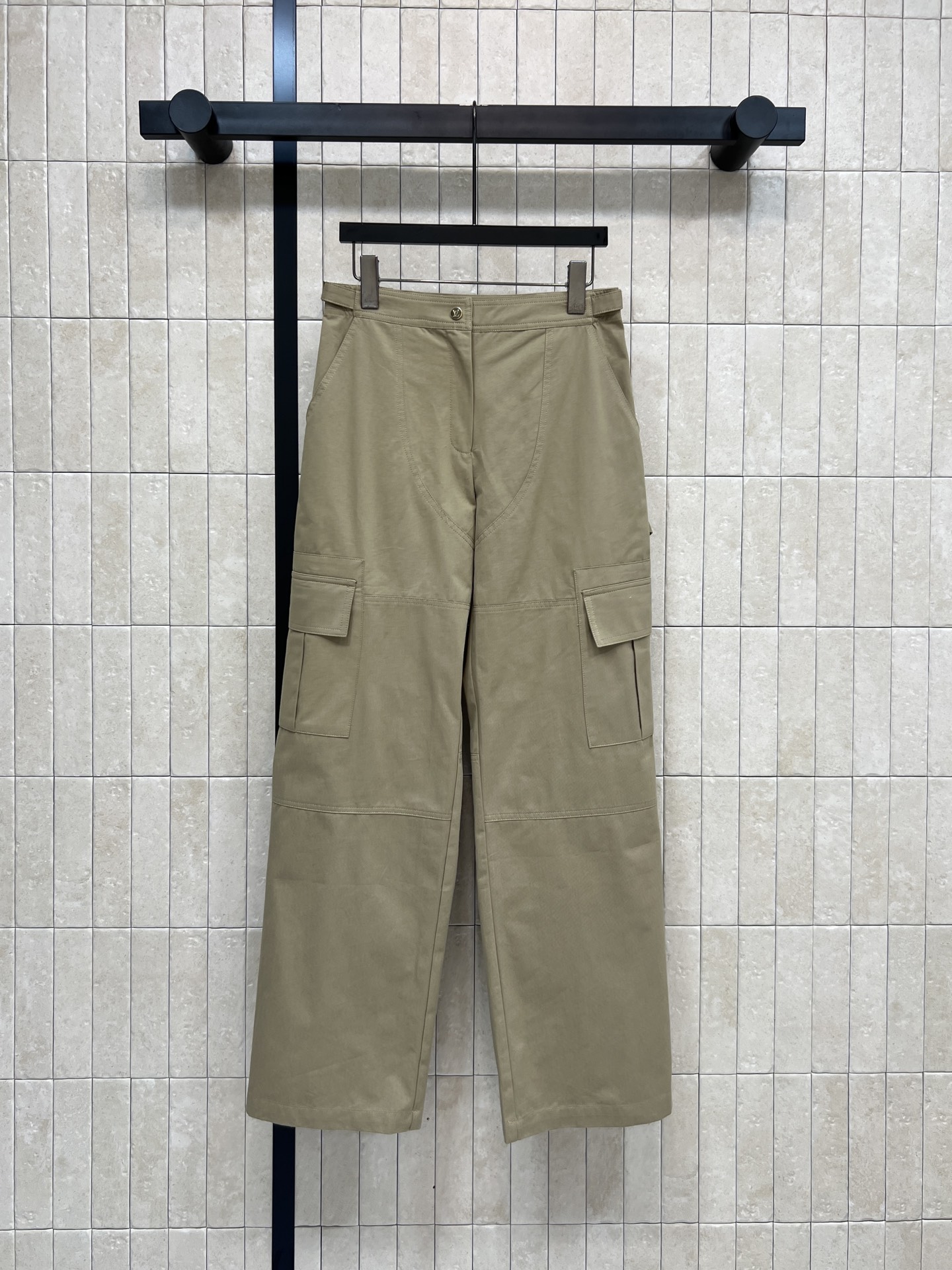 NO:712763,L's 26 new early spring khaki multi-pocket overalls. High-waisted straight design. Slimming and flattering leg shape. Easy to control for daily commuting and outdoors. Multiple pockets are super practical. Perfect storage capacity. Khaki color is versatile and not picky. It is very stylish with T-shirts, shirts and sweatshirts. Easily get American retro or high street style!  Four sizes in one color Size/S-M-L-XL,,louis vuitton,hoodie,sweatshirts,shirts,tees,t-shirt,19860909L家 26早春新款 卡其色多口袋工装裤 高腰直筒设计 显瘦又修饰腿型 日常通勤、户外都能轻松驾驭 多口袋超实用 收纳力满分 卡其色百搭不挑人 随便搭T恤、衬衫、卫衣都很有型 轻松get美式复古or高街风穿搭！一色四码 Size/S-M-L-XL,,louis vuitton,hoodie,sweatshirts,shirts,tees，t-shirt,,Women's clothing