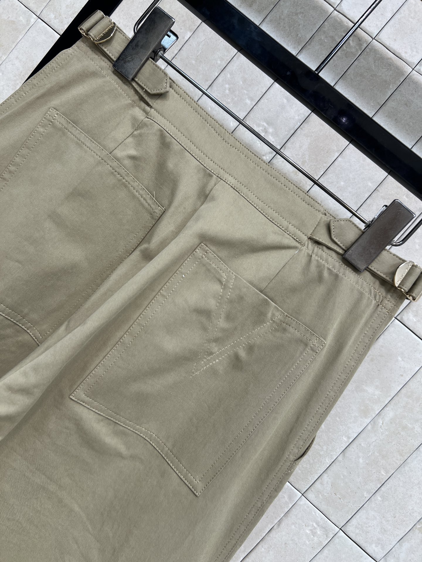 L家 26早春新款 卡其色多口袋工装裤 高腰直筒设计 显瘦又修饰腿型 日常通勤、户外都能轻松驾驭 多口袋