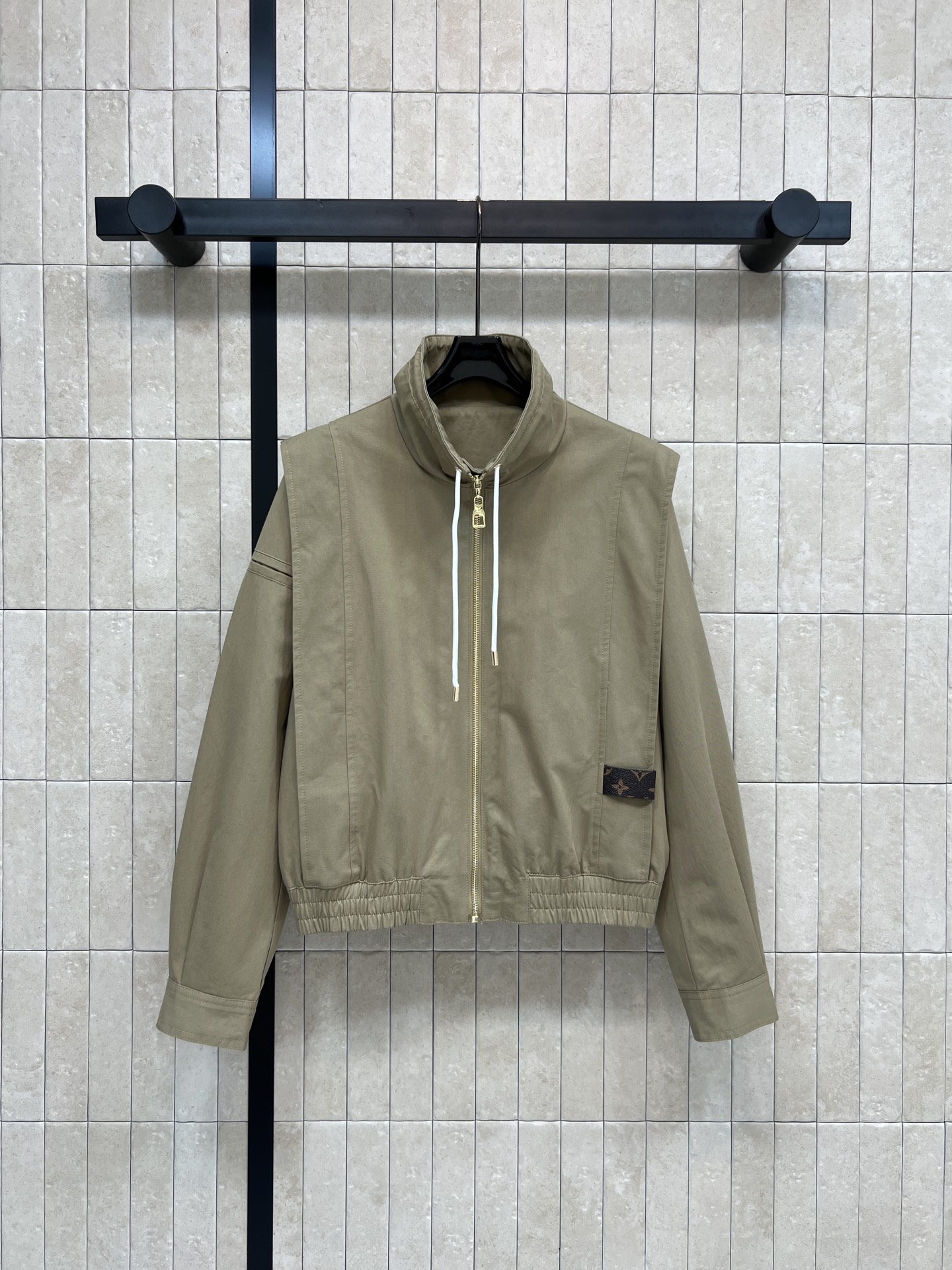 NO:712761,L's new 26 early spring khaki stand-up collar work jacket. Fake two-piece silhouette design. White drawstring stand-up collar + metal label zipper embellishment. Perfect details. Short cut to raise the waistline. Paired with wide-leg pants to show long legs. Easily create a cool and light luxury style. Presbyopic leather brand decoration on the left chest. Classic presbyopic pattern lining inside. Up brand recognition. Great for daily outings or festival wear. Four codes in one color.  Size/S-M-L-XL,,louis vuitton,jackets & coats,19860909L家 26早春新款 卡其色立领工装外套 假两件廓形设计 白色抽绳立领+金属标拉链点缀 细节满分 短款剪裁拉高腰线 搭配阔腿裤超显腿长 轻松打造酷飒轻奢风 左胸老花皮牌装饰 里面经典老花图案内衬 品牌辨识度up 日常出街或节日穿搭都很出彩 一色四码 Size/S-M-L-XL,,louis vuitton,jackets & coats,,Women's clothing