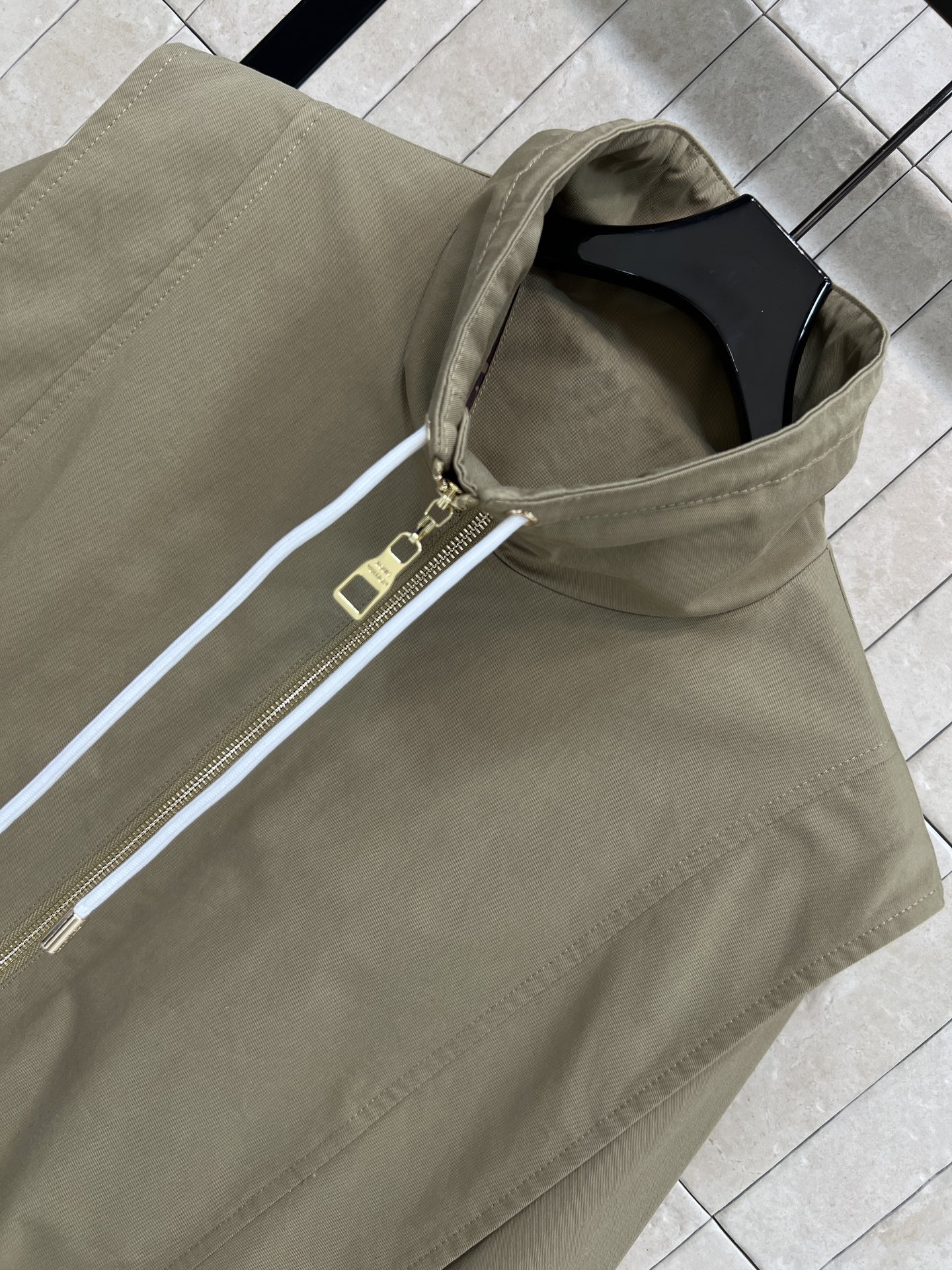 L家 26早春新款 卡其色立领工装外套 假两件廓形设计 白色抽绳立领+金属标拉链点缀 细节满分 短款剪裁