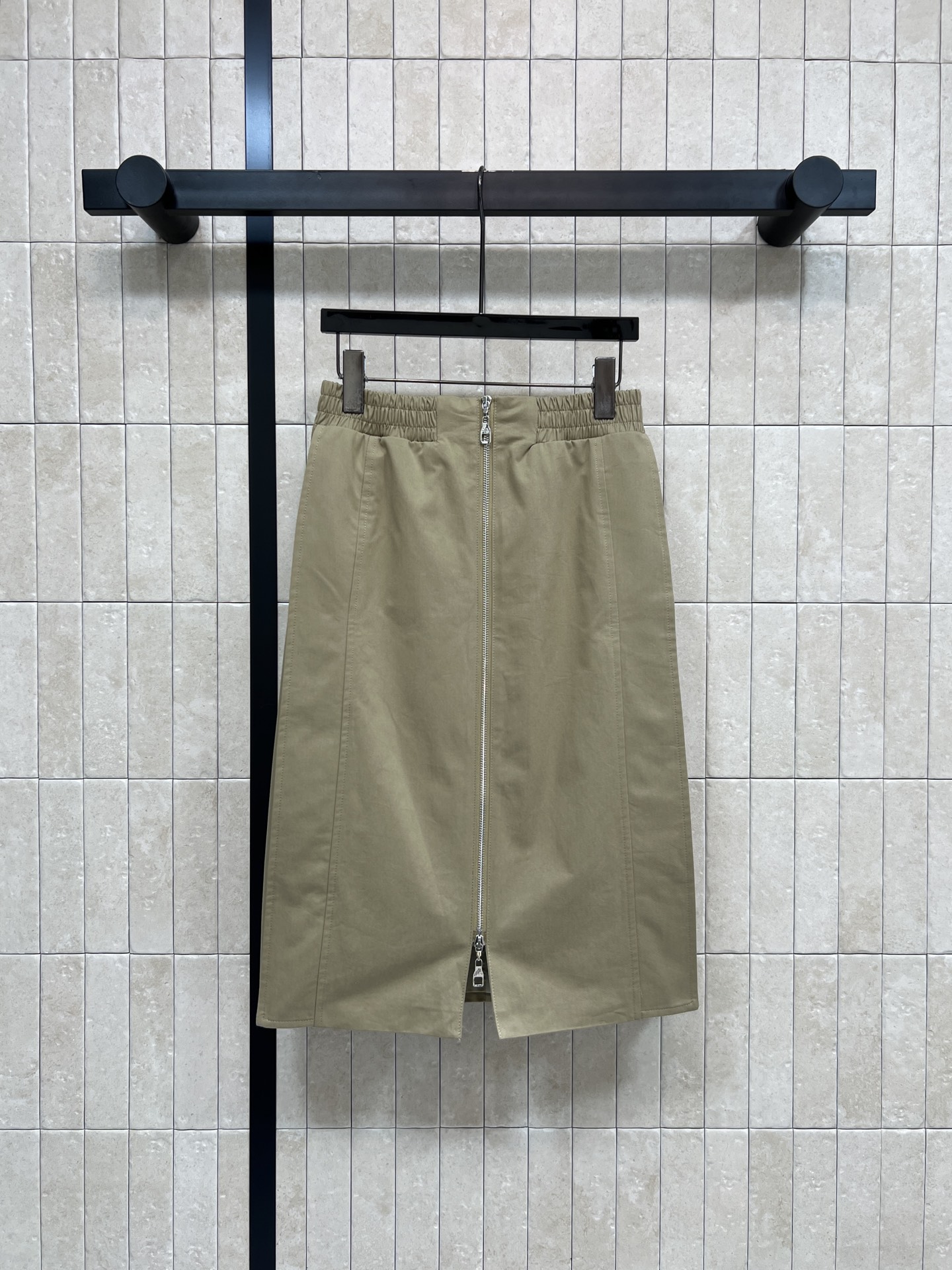 NO:712762,L's new 26 early spring khaki work style skirt is made of crisp cotton fabric, which is anti-wrinkle and not easy to deform. It is super convenient for daily machine washing!  Straight fit + elastic waist, comfortable and tolerant. Zipper decoration adds a workwear feel. Moderate length. It goes well with sweaters or shirts. Khaki is versatile. The first choice for early autumn. It can be easily used for commuting and leisure. Four sizes in one color. Size/S-M-L-XL,, louis vuitton, skirts, shirts,19860909L家 26早春新款 卡其色工装风半身裙 采用挺括棉质面料 抗皱不易变形 日常机洗超方便！直筒版型+松紧腰 舒适又包容 拉链装饰增添工装感 长度适中 搭配针织衫或衬衫都很OK~卡其色百搭 初秋穿搭首选 通勤休闲都能轻松驾驭 一色四码 Size/S-M-L-XL,,louis vuitton,skirts,shirts,,Women's clothing