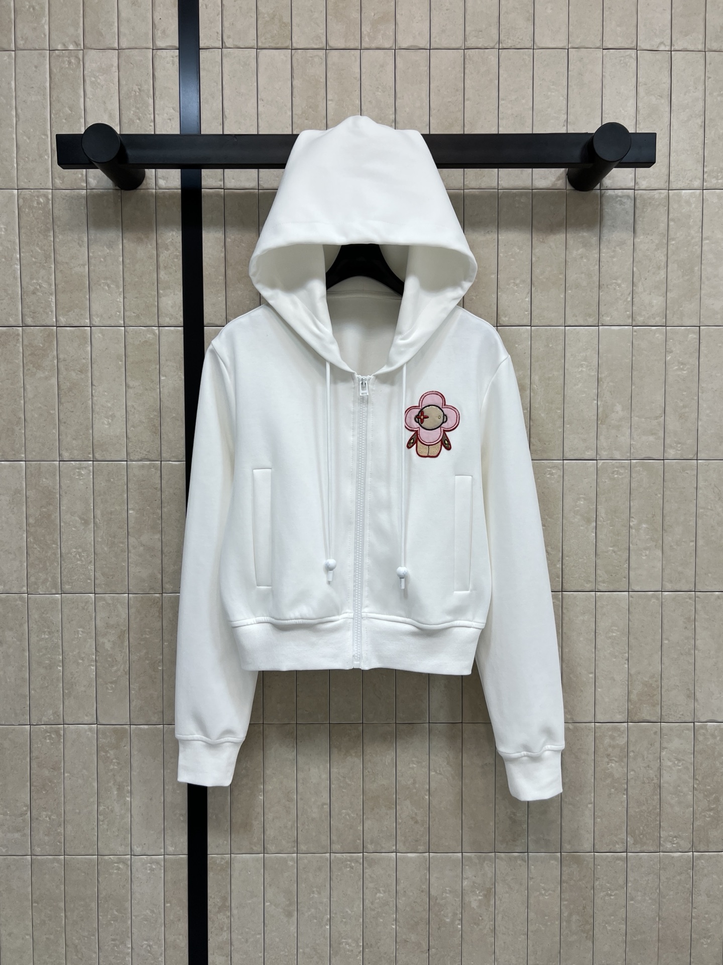 NO:712765,L's new 26 early spring style cartoon flower embroidered hooded zipper short sweatshirt jacket is perfect for autumn and winter!  The pink cartoon embroidery on the front is super cute. The zipper cardigan design is easy to put on and take off. It can also be layered to create a sense of layering. The short version makes you taller and slimmer. Pair it with high-waisted pants or skirts to easily create a Korean lazy style or preppy style. It can be easily used for daily commuting and weekend outings. Practical and fashionable!  Two colors and four sizes Size/S-M-L- XL,,louis vuitton,hoodie,sweatshirts,skirts,jackets & coats,hats,19860909L家 26早春新款 卡通花朵刺绣连帽拉链短款卫衣外套 秋冬穿超合适！正面粉色卡通刺绣超可爱 拉链开衫设计方便穿脱 还能叠穿出层次感 短款版型显高显瘦 搭配高腰裤或裙子 轻松打造韩系慵懒风or学院风 日常通勤、周末出街都能轻松驾驭 实用又时髦！两色四码Size/S-M-L- XL,,louis vuitton,hoodie,sweatshirts,skirts,jackets & coats,hats,,Women's clothing