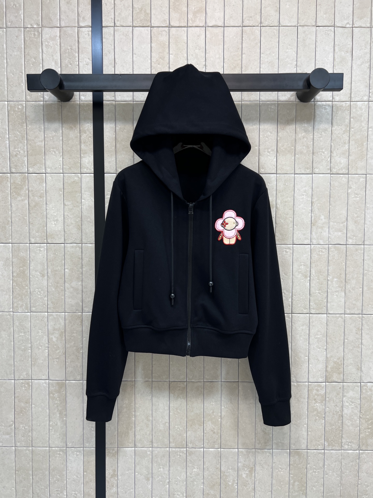 NO:712766,L's new 26 early spring style cartoon flower embroidered hooded zipper short sweatshirt jacket is perfect for autumn and winter!  The pink cartoon embroidery on the front is super cute. The zipper cardigan design is easy to put on and take off. It can also be layered to create a sense of layering. The short version makes you taller and slimmer. Pair it with high-waisted pants or skirts to easily create a Korean lazy style or preppy style. It can be easily used for daily commuting and weekend outings. Practical and fashionable!  Two colors and four sizes Size/S-M-L- XL,,louis vuitton,hoodie,sweatshirts,skirts,jackets & coats,hats,19860909L家 26早春新款 卡通花朵刺绣连帽拉链短款卫衣外套 秋冬穿超合适！正面粉色卡通刺绣超可爱 拉链开衫设计方便穿脱 还能叠穿出层次感 短款版型显高显瘦 搭配高腰裤或裙子 轻松打造韩系慵懒风or学院风 日常通勤、周末出街都能轻松驾驭 实用又时髦！两色四码Size/S-M-L- XL,,louis vuitton,hoodie,sweatshirts,skirts,jackets & coats,hats,,Women's clothing