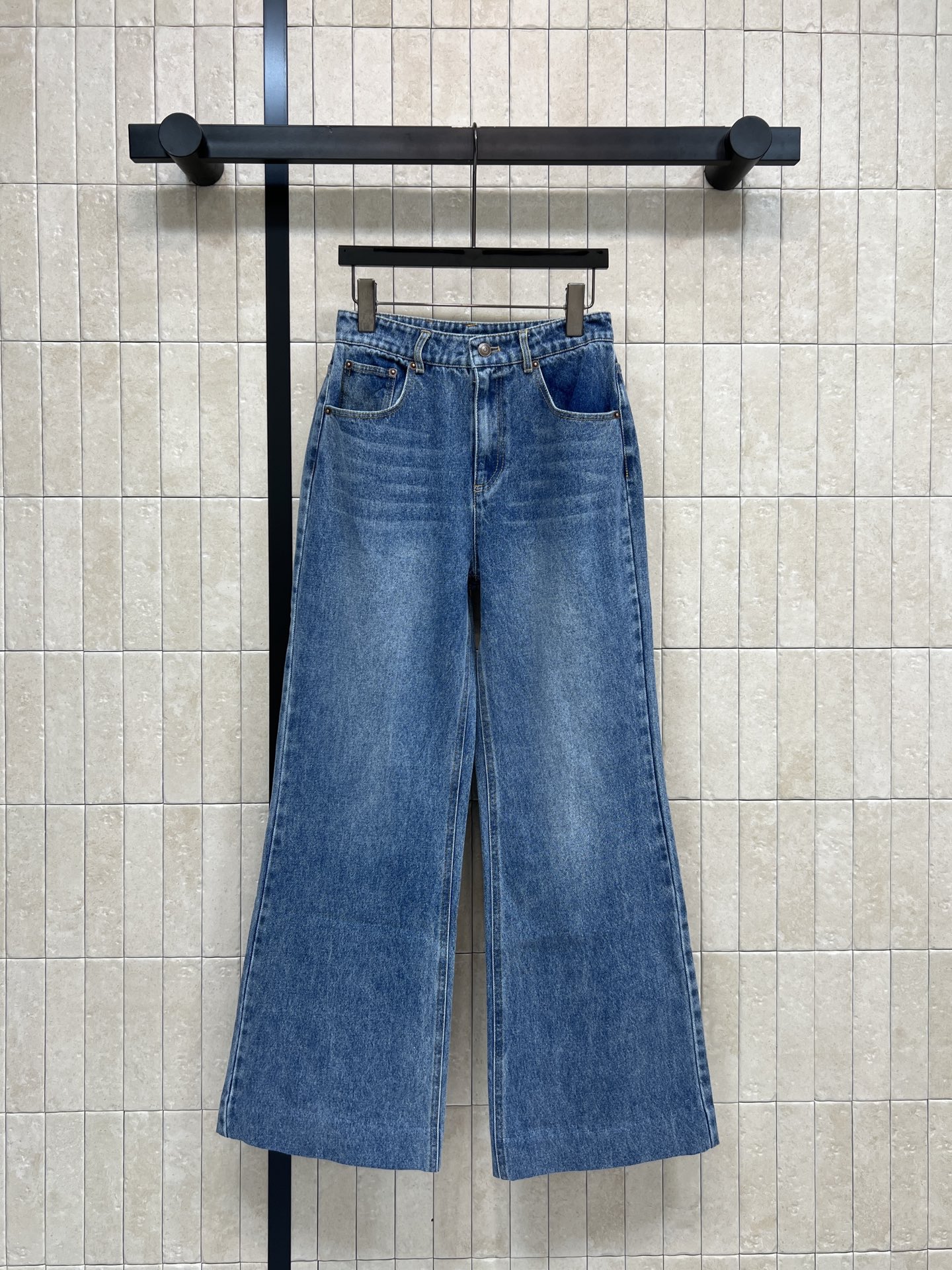 NO:713194,CE Home 26 early spring new style high-waisted bootcut jeans, classic blue washed fabric, classic logo leather plate decoration on the back, retro and versatile!  Slightly flared trousers modify the legs and elongate the proportions. Suitable for pear-shaped bodies or small people. The high-waisted design enhances the waistline. Pair with a short top or shirt to easily create a taller and slimmer look. The fabric is soft and elastic and comfortable to wear. Suitable for commuting and leisure~ The slightly flared trousers add a sense of fashion. A must-have item for early autumn wardrobe!  One color and three sizes Size/S-M-L,,jeans,shirts,19860909CE家 26早春新款 高腰微喇牛仔裤 经典蓝色水洗面料 后面经典logo皮牌装饰复古又百搭！微喇裤型修饰腿型 拉长比例 梨形身材或小个子都友好 高腰设计提升腰线 搭配短上衣或衬衫 轻松打造显高显瘦look 面料柔软有弹性 穿着舒适 通勤休闲都OK~ 微喇裤脚增添时髦感 早秋衣橱必备单品！一色三码 Size/S-M-L,,jeans,shirts,,Women's clothing