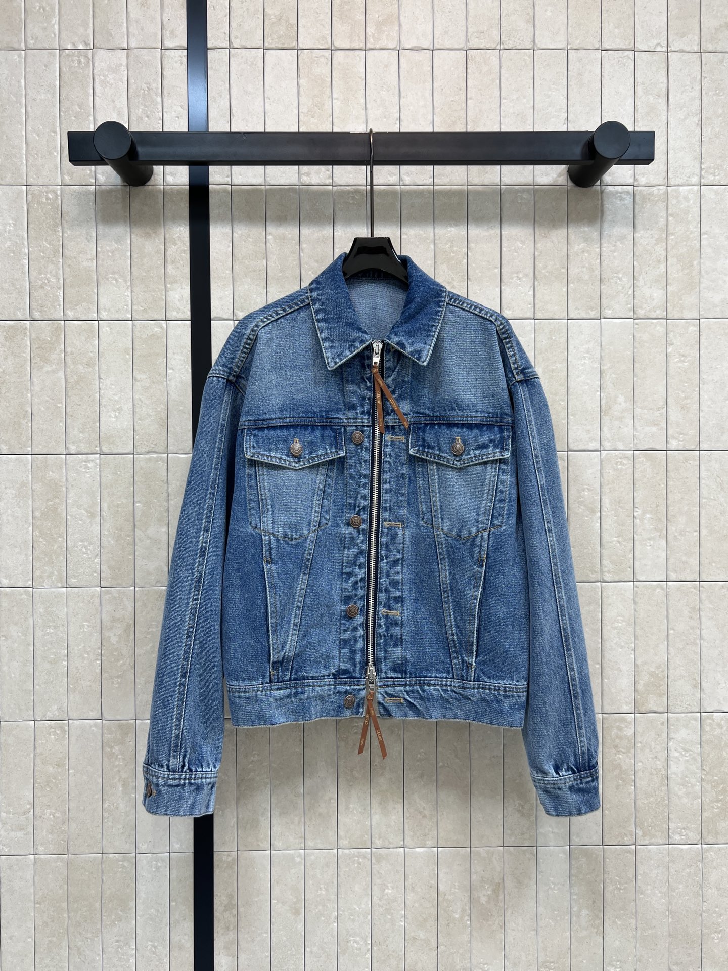 NO:713192,CE Home's 26 early spring new style, buttoned and decorated zipper denim jacket, made of medium blue washed denim, full of retro feel, soft and durable, chest pocket and side pockets, practical and stylish, zipper + button double closure, the details of the leather zipper puller are very recognizable!  The loose fit can be easily worn by both men and women. It goes well with T-shirts and dresses in spring and autumn. It is a must-have and versatile item in the wardrobe ~ one color and three sizes. Size/S-M-L,,skirts,jackets & coats,tees,t-shirt,19860909CE家 26早春新款 排扣装饰拉链牛仔外套 采用中蓝色水洗丹宁 复古感满满 质地柔软耐穿 胸袋双侧口袋 实用又有型 拉链+纽扣双重闭合 细节处皮革拉链头超有辨识度！版型宽松 男女都能轻松驾驭 春秋季节随便搭T恤、连衣裙都很出彩 衣橱必备百搭单品～一色三码 Size/S-M-L,,skirts,jackets & coats,tees，t-shirt,,Women's clothing