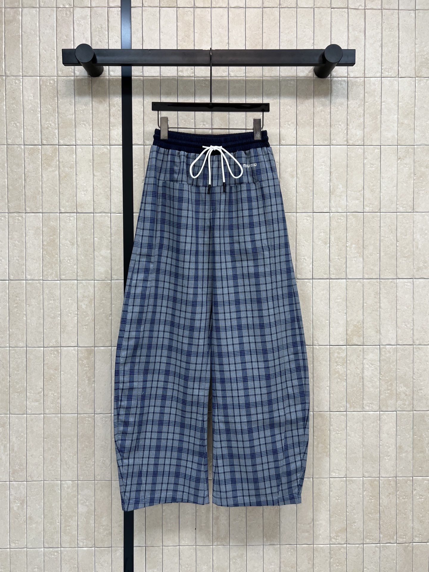 NO:716126,MIU's new 26 early spring blue plaid scimitar pants are full of retro college style!  Dark and light blue plaid intertwined, full of layering, navy ribbed contrast waistband + white drawstring, super smart details, scimitar trousers three-dimensional tailoring, curved trouser legs to fit the legs, loose silhouette to make you taller and slimmer, friendly to all leg types ~ can be easily used for daily commuting and leisure. Pair it with a white shirt or knitted cardigan for a fresh and retro feel!  One color, three sizes Size/S-M-L,,miumiu,shirts,19860909MIU家 26早春新款 蓝调格纹弯刀裤 复古学院风满满！深浅蓝格纹交织 层次感十足 藏青罗纹撞色腰头+白色抽绳 细节超灵动 弯刀裤型立体剪裁 弧形裤腿贴合腿部 宽松廓形显高显瘦 对各种腿型都很友好~日常通勤、休闲都能轻松驾驭 搭配白衬衫或针织开衫 清新复古感拿捏住啦！一色三码 Size/S-M-L,,miumiu,shirts,,Women's clothing