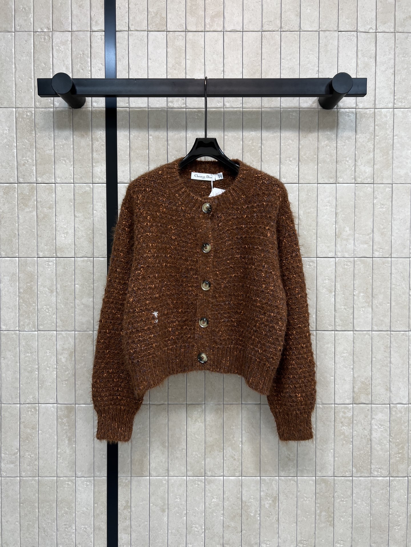 NO:713191,D Home 26 early spring new style retro floral knitted cardigan, brown blended material, soft and warm, perfect for autumn and winter!  Round neck + single-breasted design, easy to put on and take off, full of details, short version, looks great with high-waisted skirts or jeans, easy to create a lazy retro style, floral yarn texture is super layered, can be worn in three sizes for commuting and leisure. Size/S-M-L,,dior,skirts,jeans,19860909D家 26早春新款 复古花纱针织开衫 棕色混纺材质 柔软又保暖 秋冬穿超合适！圆领+单排扣设计 穿脱方便 细节满满 短款版型 搭高腰裙或牛仔裤都很出片 轻松打造慵懒复古风 花纱纹理超有层次感 通勤休闲都能穿一色三码 Size/S-M-L,,dior,skirts,jeans,,Women's clothing