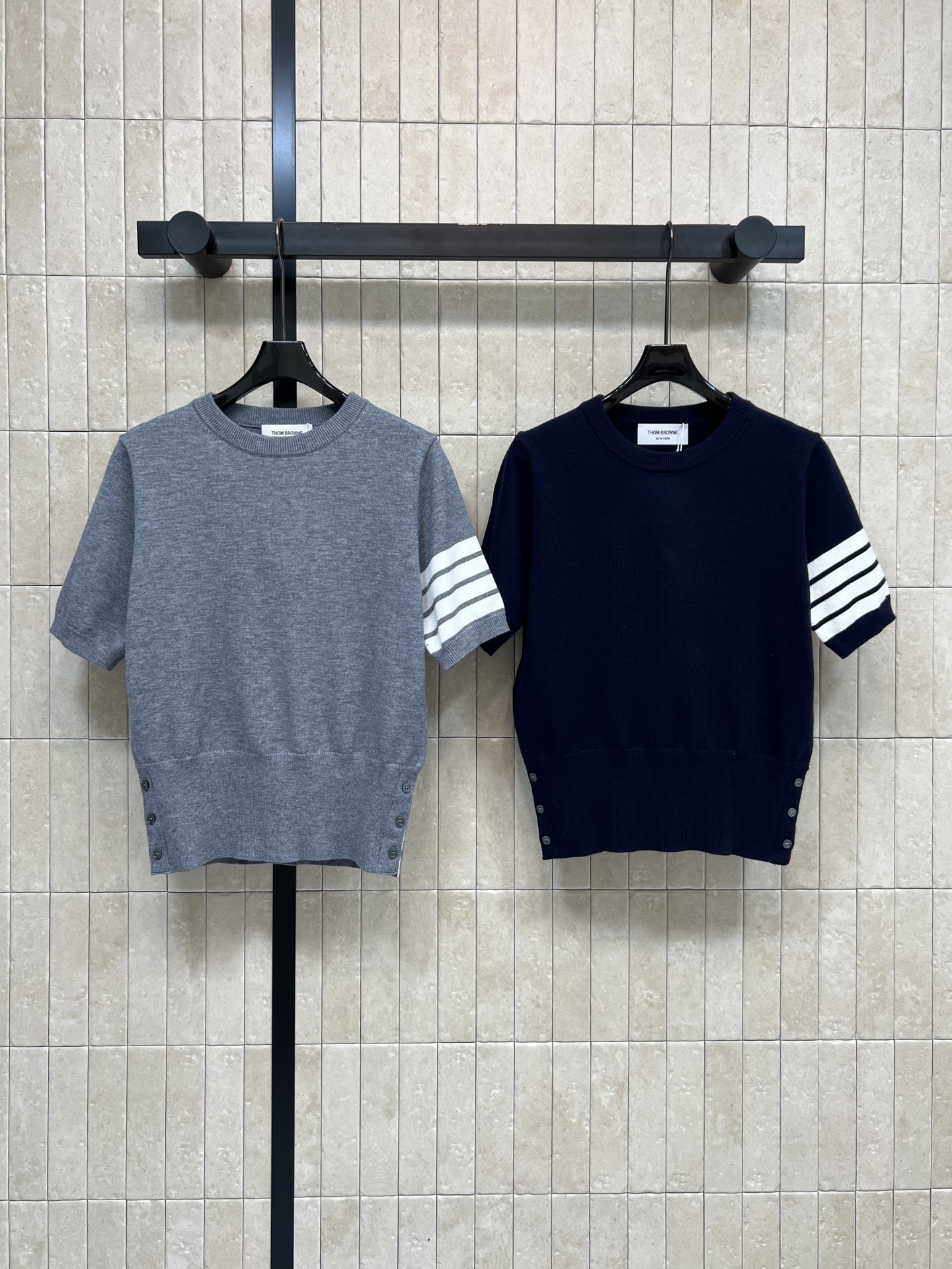 NO:713185,TB Home’s 26 early spring new style, four-stripe knitted round neck short sleeves, made of high-quality wool, soft, skin-friendly and breathable, super comfortable to wear in spring and summer!  The round neck + side button design is full of details. The four stripes on the cuffs are very recognizable. It can be easily worn in college style or commuting style. It is versatile and not picky. It can be worn alone or as an inner layer. It can easily improve the quality of your outfit!  Two colors and three codes Size/S-M-L,,T-shirt,19860909TB家 26早春新款 四条杠针织圆领短袖 采用高品质羊毛 柔软亲肤又透气 春夏穿超舒服！圆领+侧边纽扣设计 细节满分 袖口四条杠超有辨识度 学院风or通勤风都能轻松驾驭 百搭不挑人 单穿or内搭都很出彩 轻松提升穿搭质感！两色三码Size/S-M-L,,T-shirt,,Women's clothing