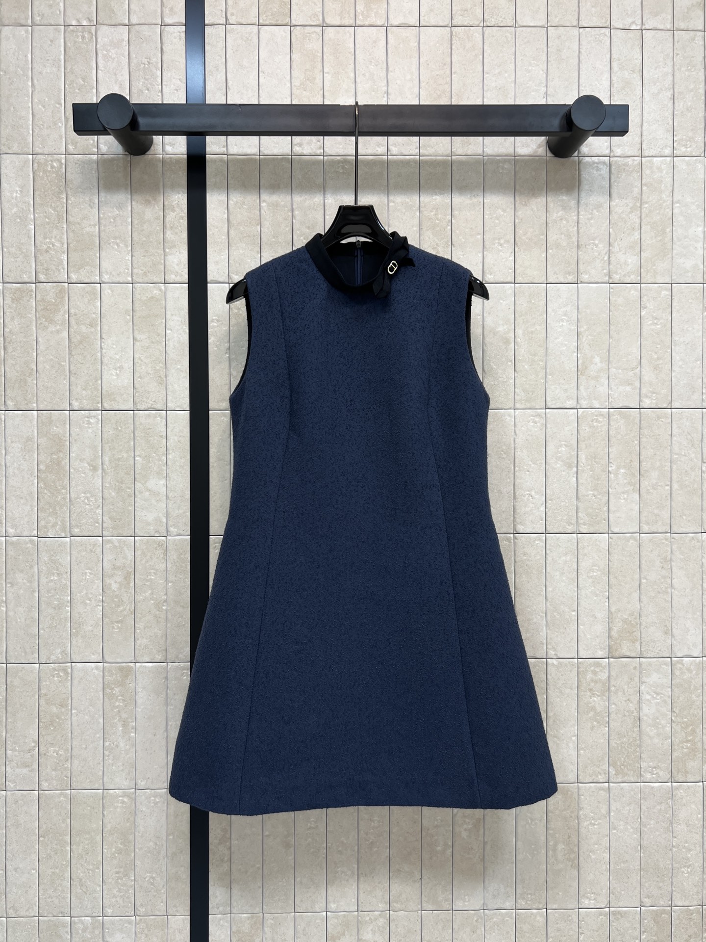 NO:713167,Djia 26 early spring new three-dimensional bow stand collar sleeveless dress, dark blue woolen material, thick texture, perfect for autumn and winter!  A-line version + waist design, slim and elegant, bow neckline embellishment, full of girlish feeling, moderate length of skirt, can be easily used for commuting, dating, and formal occasions. Pair with high heels or exquisite accessories to enhance your temperament!  Versatile item for casual and important occasions. Four sizes in one color. Size/S-M-L- XL, dior, high heels, skirts,19860909D家 26早春新款 立体蝴蝶结立领无袖连衣裙 深蓝色毛呢材质 质感厚实 秋冬穿超合适！A字版型+收腰设计 显瘦又优雅 蝴蝶结领口点缀 少女感满满 裙长适中 通勤、约会、正式场合都能轻松驾驭 搭配高跟鞋或精致配饰 气质直接拉满！休闲重要场合通吃的百搭单品 一色四码Size/S-M-L- XL,,dior,high heels,skirts,,Women's clothing