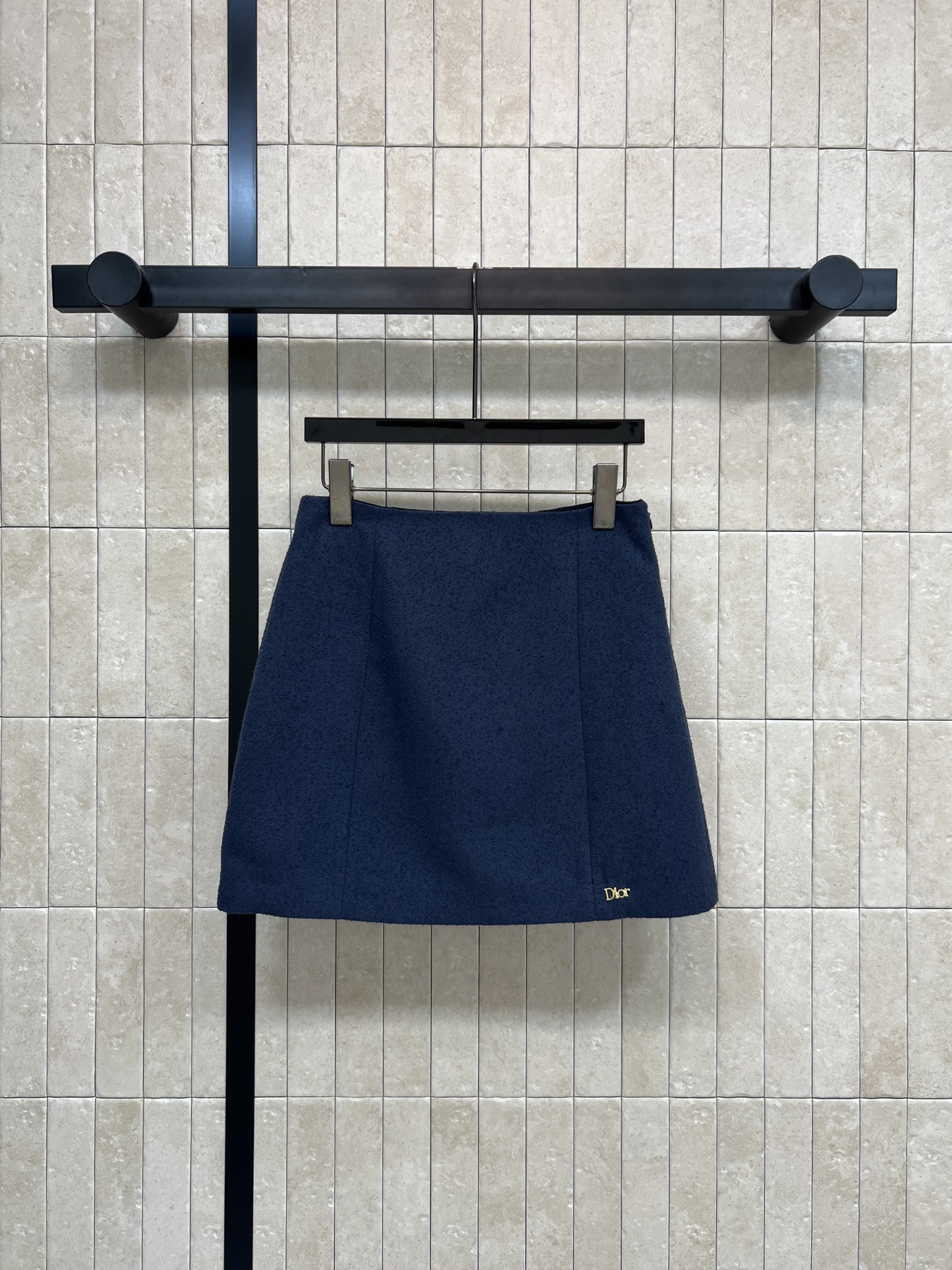 NO:713190,D's new 26 early spring model, dark blue woolen high-waisted skirt, made of high-quality woolen fabric, soft and warm, perfect for autumn and winter!  A-line version + high-waist design makes you look slimmer and taller. Friendly for pear-shaped figures. Excellent crotch coverage. The skirt is decorated with a metal logo. Full of details. Full of brand feel. Can be easily worn for daily commuting and college style. It goes well with shirts, sweaters or coats. Elegant and practical. It is a must-have and versatile item for autumn and winter wardrobes. Size/S-M-L-XL, dior, skirts, shirts,19860909D家 26早春新款 深蓝色毛呢高腰短裙 采用高品质毛呢面料 柔软又保暖 秋冬穿超合适！A字版型+高腰设计 显瘦显高 梨型身材友好 遮胯超赞 裙摆有金属logo标志装饰 细节满分 品牌感十足 日常通勤、学院风都能轻松驾驭 搭配衬衫、针织衫或大衣都很出彩 优雅又实用 是秋冬衣橱必备百搭单品一色四码Size/S-M-L- XL,,dior,skirts,shirts,,Women's clothing