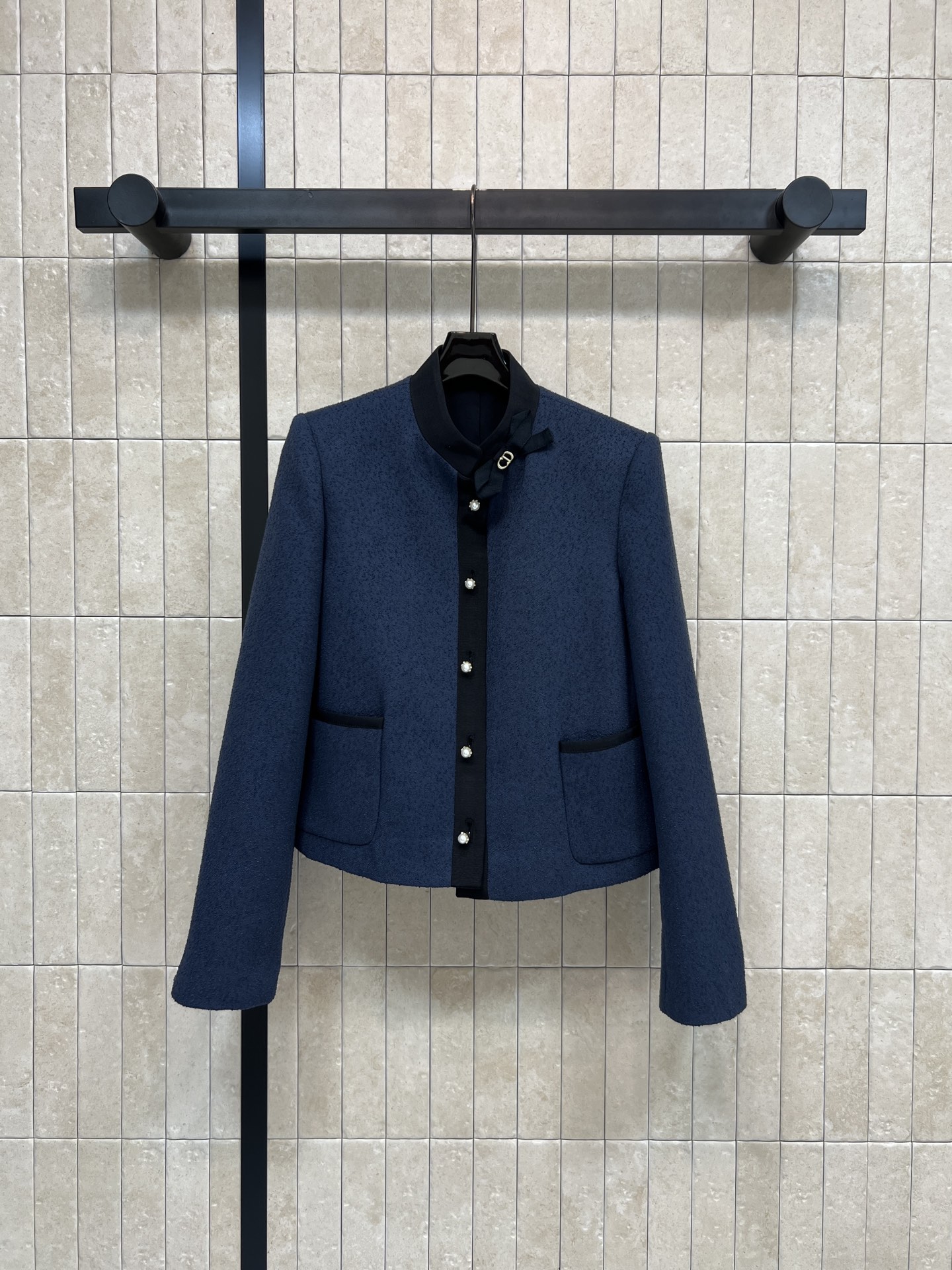 NO:713184,D Home 26 early spring new model Three-dimensional bow stand-collar blue jacket Three-dimensional silhouette tailoring Stiff version makes it easy to wear high-end tones Single-row pearl buttons + bow collar Elegant and detailed Temperament short version The upper body perfectly divides the body proportions Shows height and length of legs Gold buckle embellishment Pocket modification Layered with small skirts to give a ladylike style Versatile item for casual and important occasions Four sizes in one color Size/S-M-L-  XL,,dior,skirts,jackets & coats,19860909D家 26早春新款 立体蝴蝶结立领蓝色外套 立体廓形剪裁 硬挺的版型轻松穿出高级调性 单排珍珠扣+蝴蝶结领 优雅又有细节感 气质短款版型 上身完美分割身材比例 显高显腿长 金扣点缀 口袋修饰 叠搭小裙子气质千金名媛风 休闲重要场合通吃的百搭单品 一色四码Size/S-M-L- XL,,dior,skirts,jackets & coats,,Women's clothing