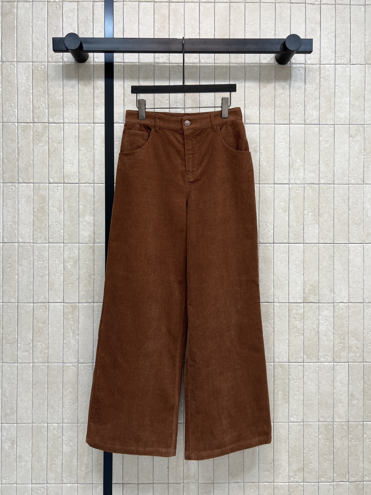 NO:713173,CE Home's 26 early spring new style corduroy high-waisted straight pants. The retro corduroy fabric is soft and thick, perfect for autumn and winter!  The high-waisted straight design flatters the legs. It is slim and versatile. You can choose from caramel, yellow, or dark blue. It can be easily matched with various tops and shoes. The corduroy has a retro feel. It can be worn for commuting and leisure. It is warm and fashionable. It is a must-have item for autumn and winter wardrobes!  Three colors and three codes Size/S-M-L,,19860909CE家 26早春新款 灯芯绒高腰直筒裤 复古灯芯绒面料柔软有厚度 秋冬穿超合适！高腰直筒设计修饰腿型 显瘦又百搭 焦糖色、黄色、深蓝色任你选 轻松搭配各种上衣和鞋子 灯芯绒自带复古感 通勤休闲都能穿 保暖又时髦 是秋冬衣橱必备单品！三色三码Size/S-M-L,,,Women's clothing