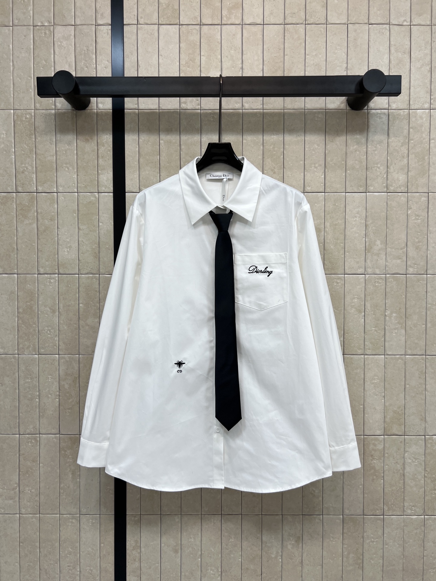 NO:715158,D Home 26 early spring new style. White long-sleeved shirt decorated with a college style tie. Paired with a black tie. Simple and age-reducing. The logo embroidery on the left chest pocket is super detailed. The cotton fabric is breathable and comfortable. The loose fit is very tolerant. It is OK for daily commuting, campus wear or layering!  A black tie adds a formal feel. Pair it with a pleated skirt and small leather shoes to easily get a college-style atmosphere ~ One color and three sizes Size/S-M-L, dior, skirts, shirts, ties,19860909D家 26早春新款 学院风领带装饰白色长袖衬衫 搭配黑色领带 简约又减龄 左胸口袋logo刺绣超有细节感 棉质面料透气舒适 宽松版型包容性强 日常通勤、校园穿搭或叠穿都很OK！黑色领带增添正式感 搭配百褶裙、小皮鞋 轻松get学院风氛围感~一色三码Size/S-M-L,,dior,skirts,shirts,ties,,Women's clothing