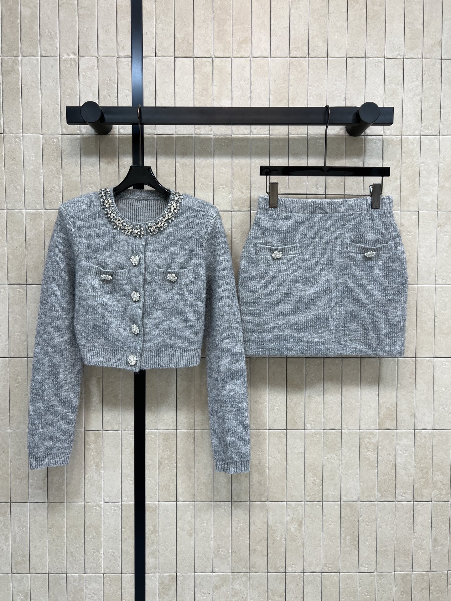 NO:715466,Jacket, short skirt, Self's 26 early spring new style, gray knitted suit, round neck short cardigan + hip-covering skirt, full of modern college style!  Neck diamond chain + four-leaf clover diamond buckle. The details are super exquisite. The knitted material is soft and fluffy. It is super comfortable and warm to wear in autumn and winter. The short design raises the waistline, makes you look taller and slimmer, and is friendly to small people!  Gray is low-key and elegant. It can be easily used for commuting, dating and parties. It looks great with a coat or worn alone. Practical and fashionable ~ one color and three sizes. Size/S-M-L,,fendi,skirts,jackets & coats,19860909外套短裙Self家 26早春新款 灰色针织套装 圆领短款开衫+包臀半裙 学院摩登风满满！领口钻链+四叶草钻扣 细节超精致 针织材质柔软蓬松 秋冬穿超舒服又保暖 短款设计拉高腰线 显高显瘦 小个子友好！ 灰色低调优雅 通勤、约会、聚会都能轻松驾驭 搭配大衣或单穿都很出彩 实用又时髦~一色三码 Size/S-M-L,,fendi,skirts,jackets & coats,,Women's clothing