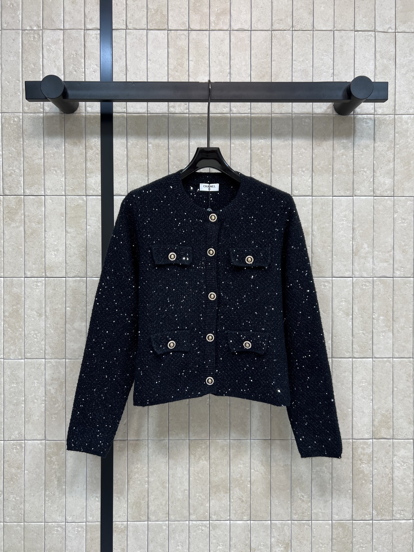 NO:715469,Xiaoxiangjia 26 early spring new style Xiaoxiangfeng knitted cardigan Sequined knitted fabric Full of festive atmosphere Round neck + single-breasted design Metal buttons and pocket decoration are super exquisite Short tailoring makes you taller and slimmer Especially suitable for small girls The red color is white and festive It can be easily managed at New Year's parties and New Year greetings The knitted material is soft and comfortable Warm and fashionable in autumn and winter wear It's great to wear alone or layered with it Practical and beautiful!  Two colors and three codes Size/S-M-L,,chanel,19860909小香家 26早春新款 小香风针织开衫 亮片针织面料 节日氛围感满满 圆领+单排扣设计 金属纽扣和口袋装饰超精致 短款剪裁显高显瘦 特别适合小个子女生 红色显白又喜庆 新年聚会、拜年都能轻松驾驭 针织材质柔软舒适 秋冬穿搭保暖又时髦 单穿或内搭都很出彩 实用又美观！两色三码Size/S-M-L,,chanel,,Women's clothing