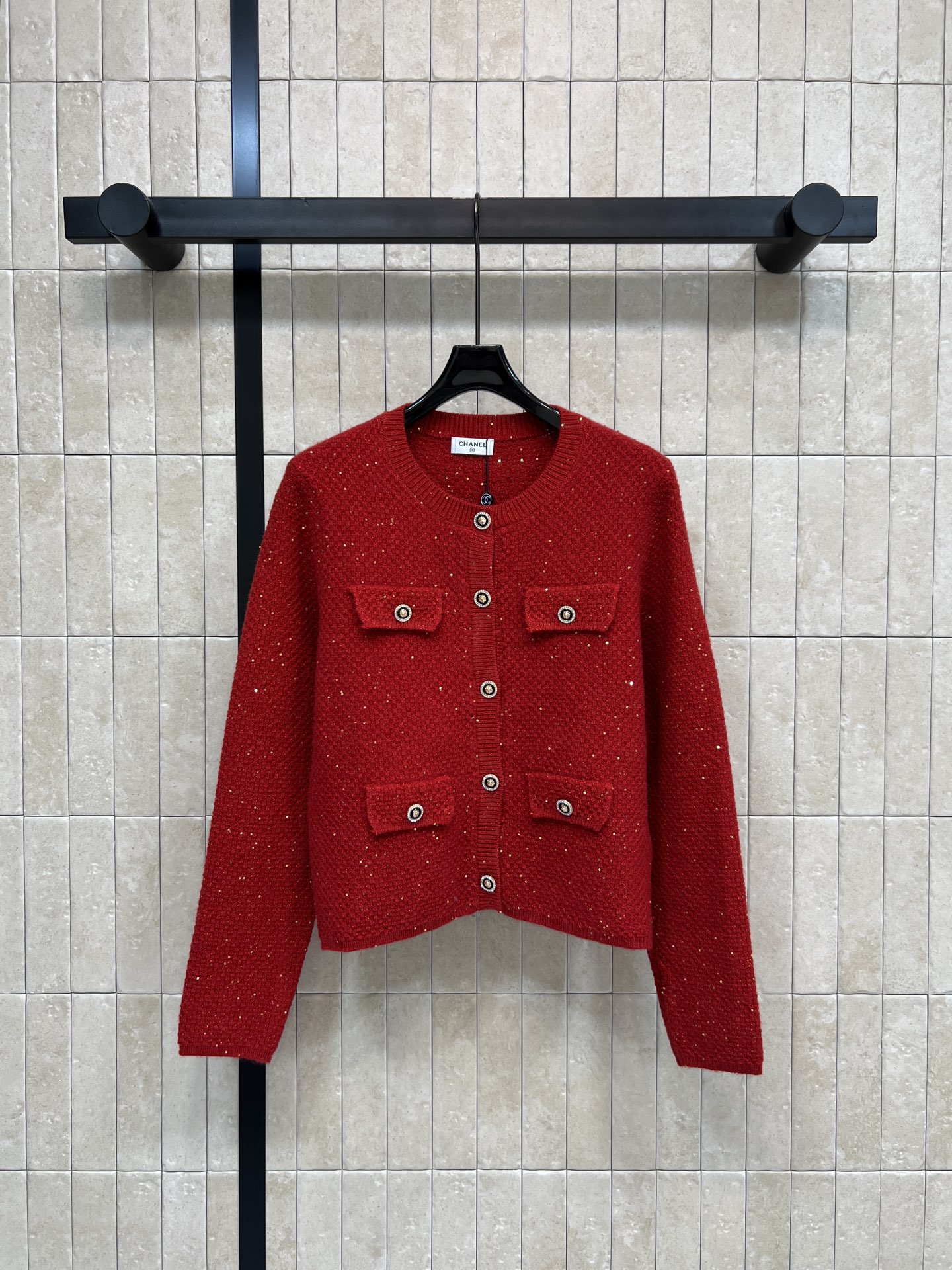 NO:717505,Xiaoxiangjia 26 early spring new style Xiaoxiangfeng knitted cardigan Sequined knitted fabric Full of festive atmosphere Round neck + single-breasted design Metal buttons and pocket decoration are super exquisite Short tailoring makes you taller and slimmer Especially suitable for small girls The red color is white and festive It can be easily managed at New Year's parties and New Year greetings The knitted material is soft and comfortable Warm and fashionable in autumn and winter wear It's great to wear alone or layered with it Practical and beautiful!  Two colors and three codes Size/S-M-L,,chanel,19860909小香家 26早春新款 小香风针织开衫 亮片针织面料 节日氛围感满满 圆领+单排扣设计 金属纽扣和口袋装饰超精致 短款剪裁显高显瘦 特别适合小个子女生 红色显白又喜庆 新年聚会、拜年都能轻松驾驭 针织材质柔软舒适 秋冬穿搭保暖又时髦 单穿或内搭都很出彩 实用又美观！两色三码Size/S-M-L,,chanel,,Women's clothing