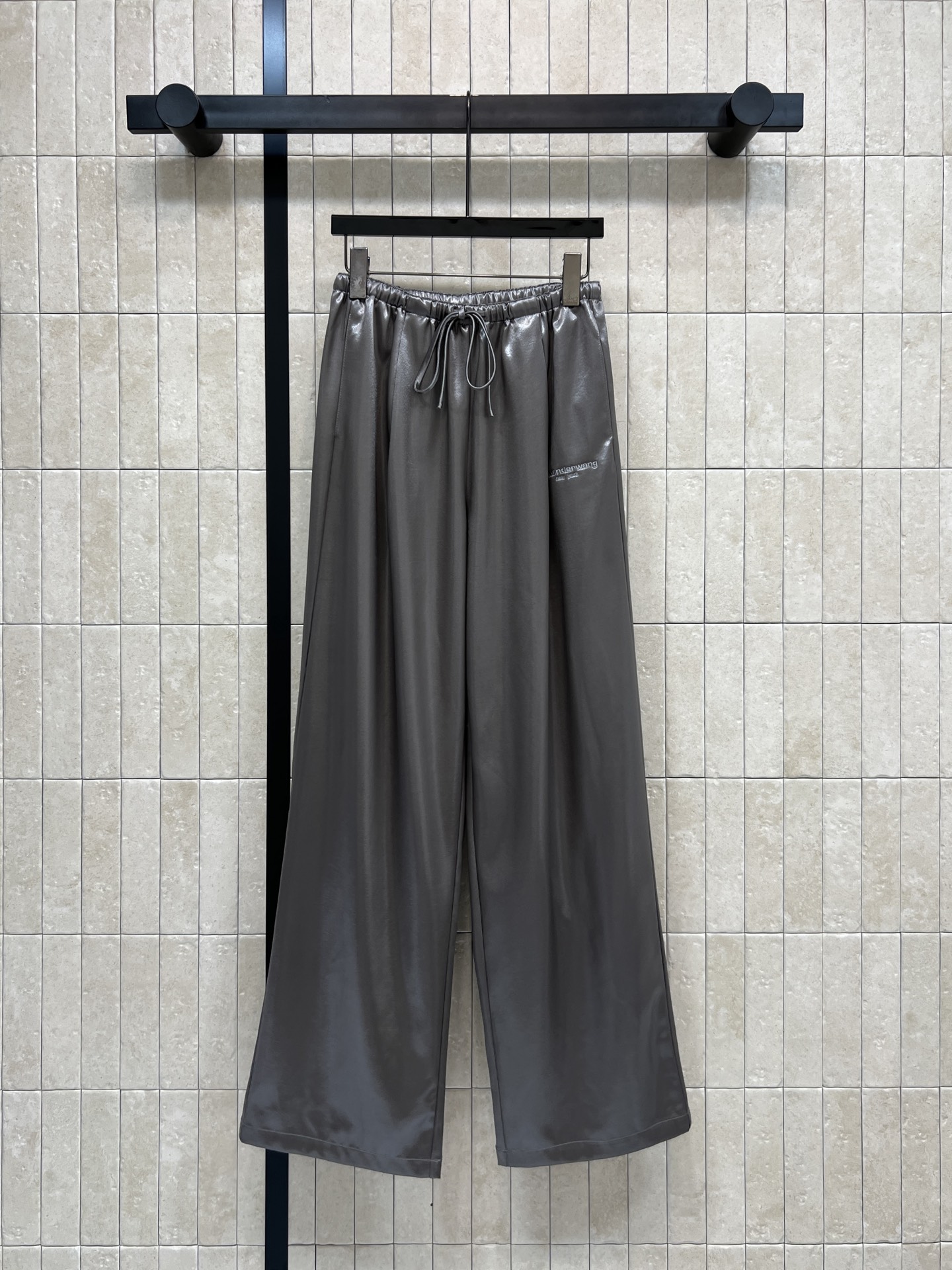 NO:715752,AW's 26 early spring new style high-waisted wide-leg pants are made of light and breathable fabrics and are super comfortable to wear in summer!  The high waist + drawstring design modifies the waistline and is comfortable. The loose wide-leg version makes you look slimmer and taller. It is friendly to the pear-shaped body. The fabric has strong drape. It has a sense of elegance when walking, and can be easily controlled for commuting, leisure, and vacation. It looks good with T-shirts, shirts, and sweaters. A must-have for simple style!  Two colors and three codes Size/S-M-L, shirts, tees, t-shirt,19860909AW家 26早春新款 高腰垂感阔腿裤 采用轻薄透气面料 夏天穿超舒服！高腰+抽绳设计 修饰腰线又自在 宽松阔腿版型显瘦显高 梨形身材友好 面料垂坠感强 走路自带飘逸感,通勤、休闲、度假都能轻松驾驭 随便配T恤、衬衫、针织衫都好看 简约风必备！两色三码Size/S-M-L,,shirts,tees，t-shirt,,Women's clothing